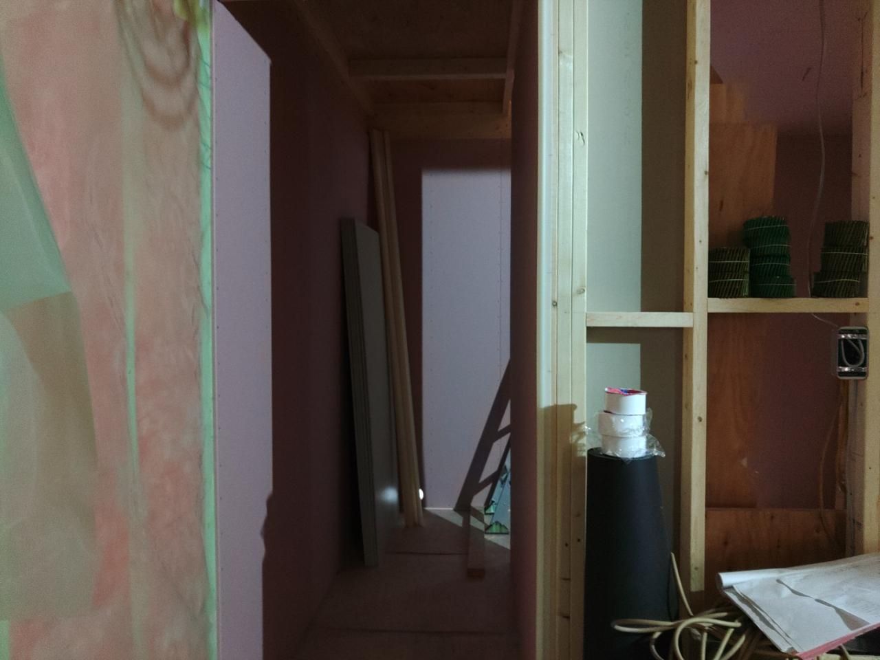 ビスのめり込みがないように、丁寧に作業しています。