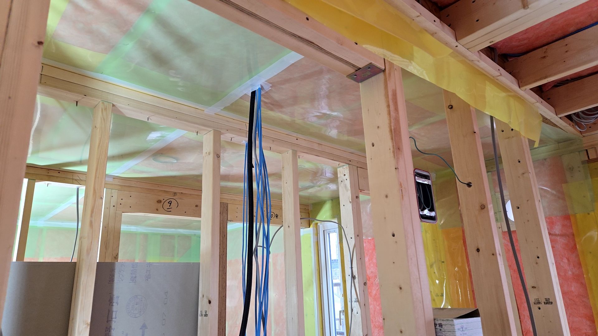 電気業者による配線工事の様子です。