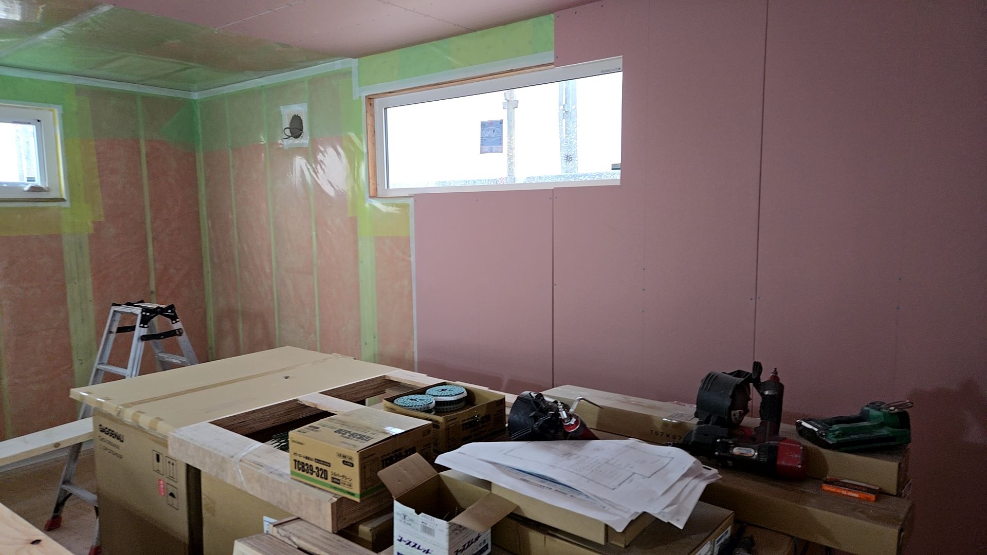 ビスの間隔に注意しながら、めり込み等のないよう丁寧に施工しています。