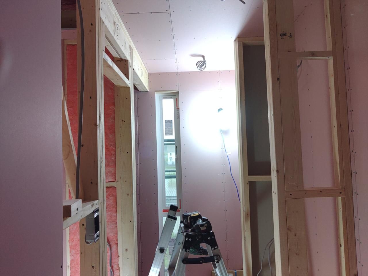 造作部分の使用など、図面を確認しながら作業を進めております。