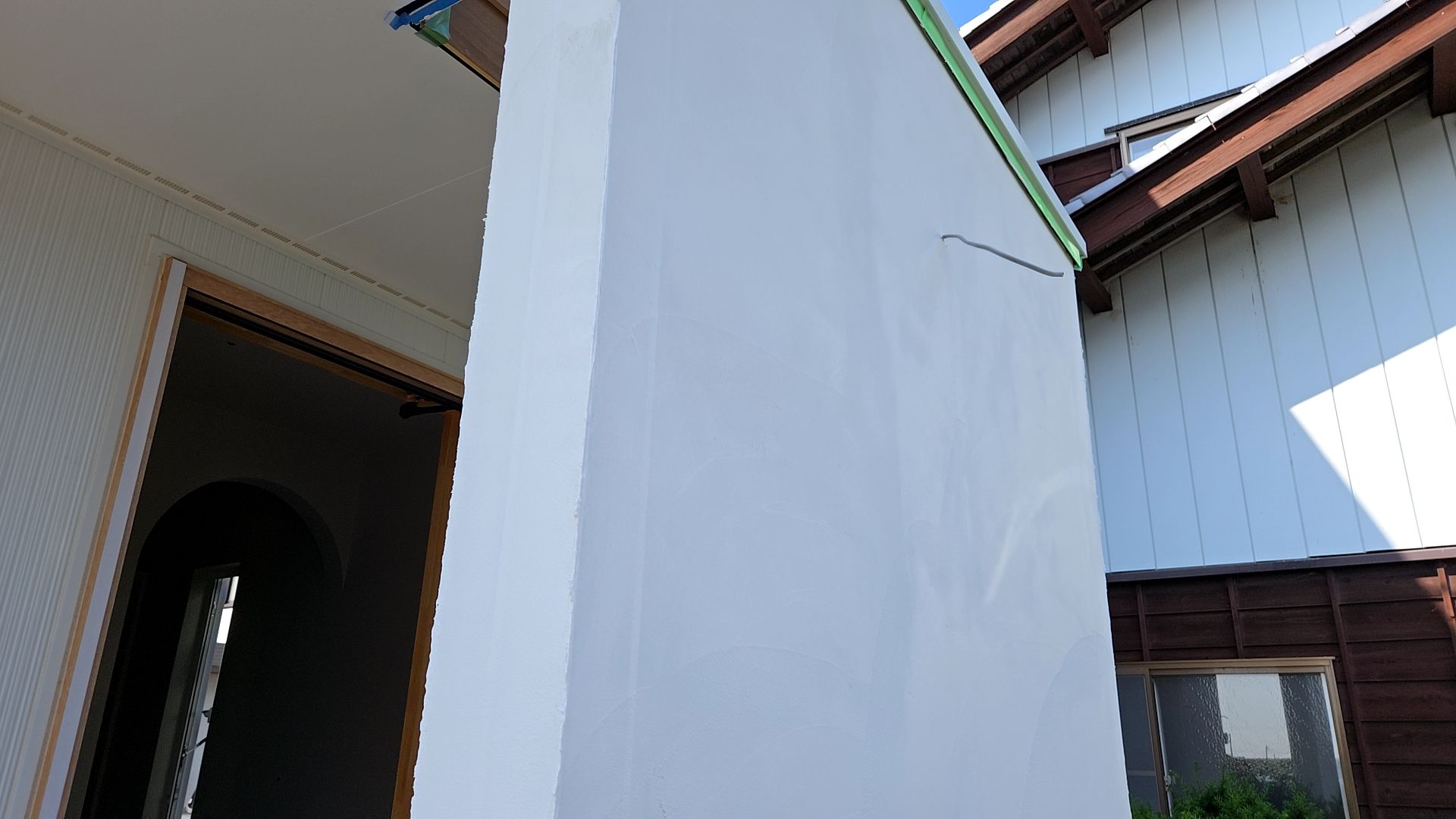 塗装業者によるポーチ化粧壁の下塗りが行われました。