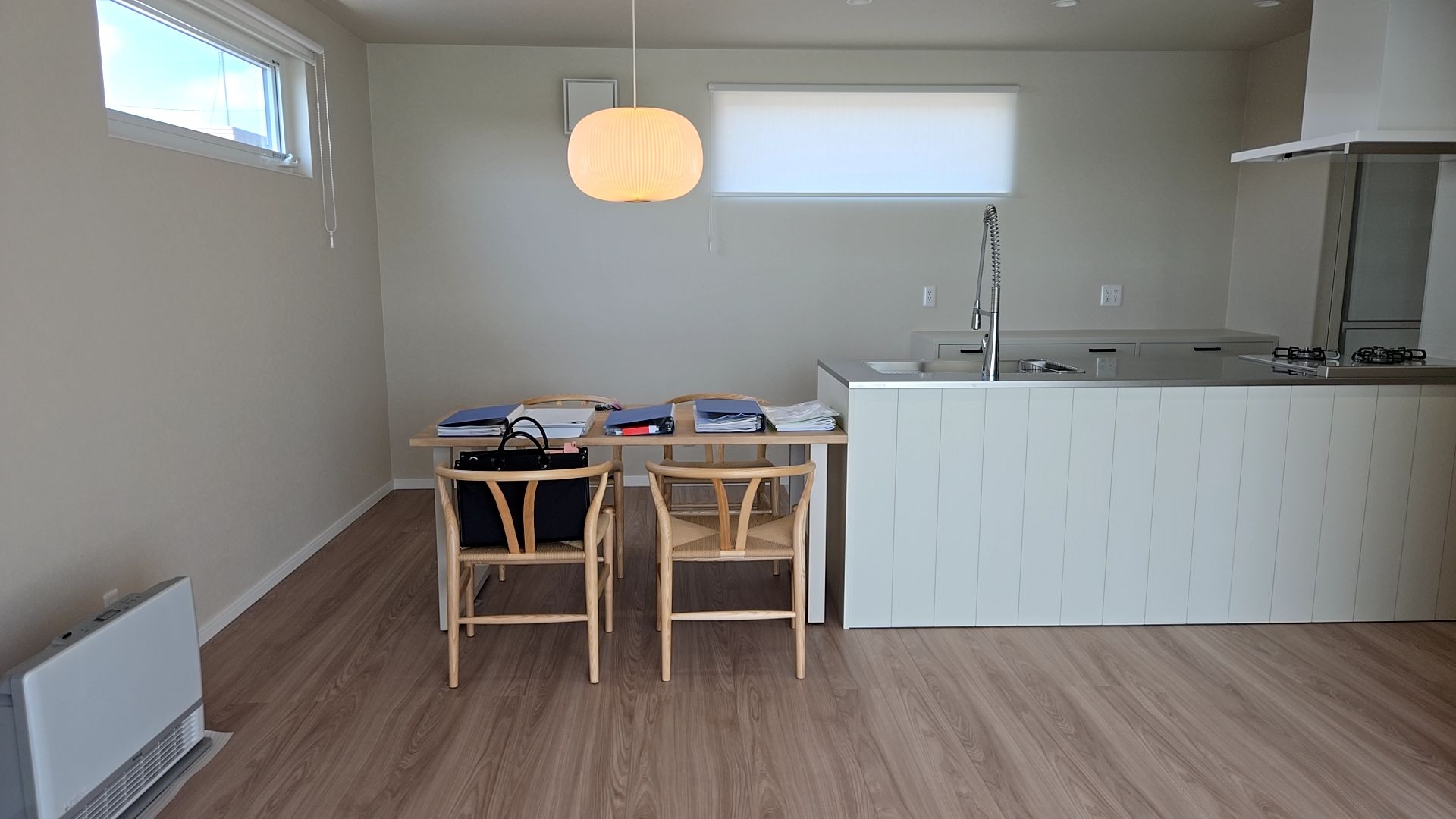 ダイニングは素敵な照明を付けていただきました。