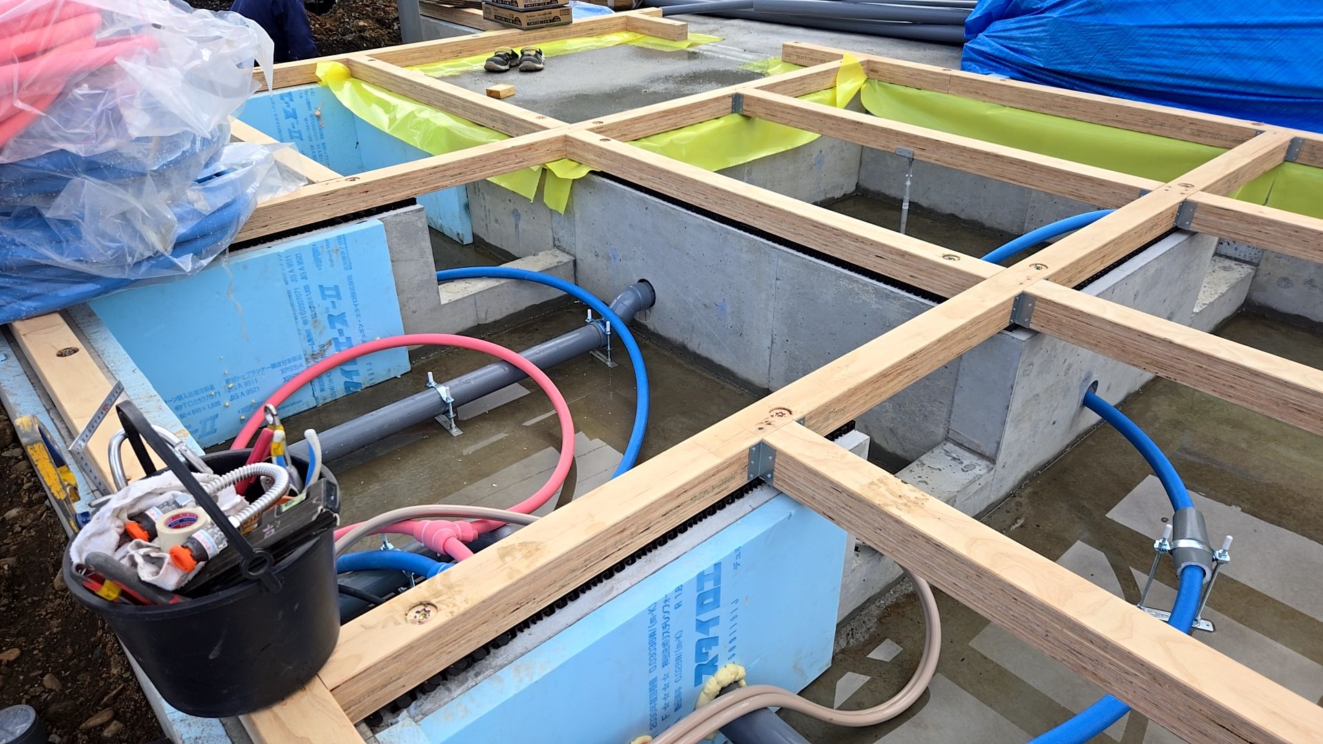 土台敷きが進められている様子です。使用する釘や金物等図面を確認しながら施工を進めております。