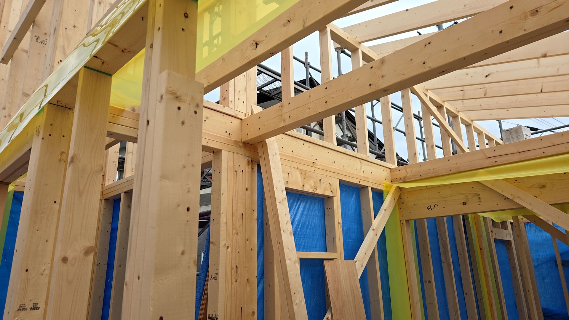 養生を丁寧にしながら、悪天候に備えながら作業を進めております。