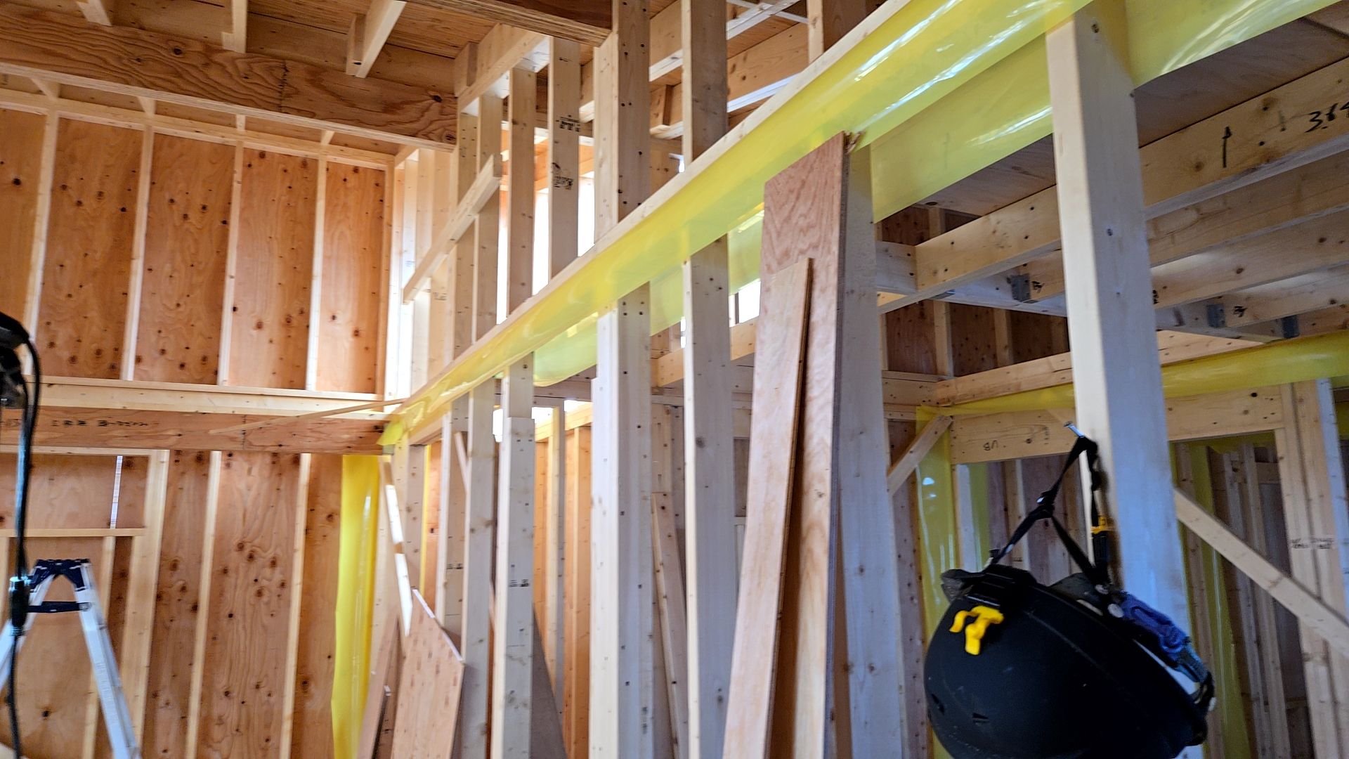 釘の種類や間隔、釘のめり込みに注意し作業をしています。