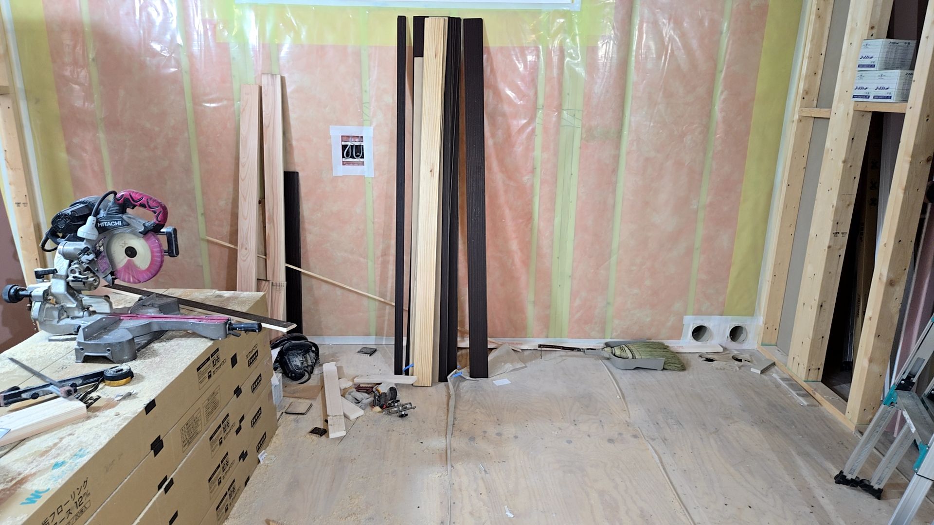 昨日に引き続き建築によるフロアー張りが進められております。キズや汚れが付かないよう十分に注意して作業を進めています。