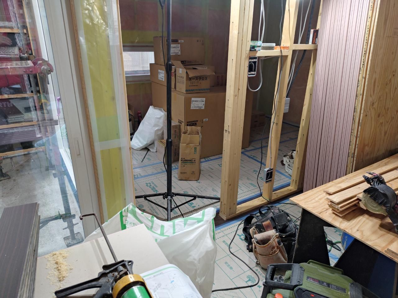 キッチンが搬入されました。キズなど付けないようにきちんと保管しております。