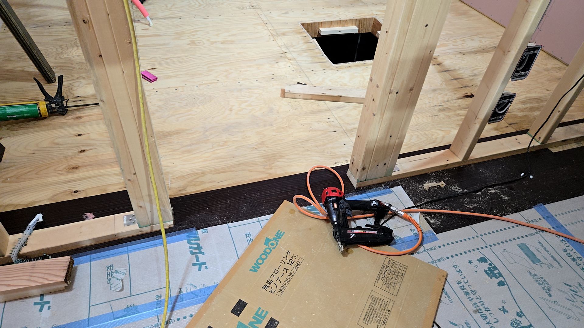 電気業者による配線工事が行われております。図面を確認しながら配線間違いのないよう、確認しながら作業を進めております。