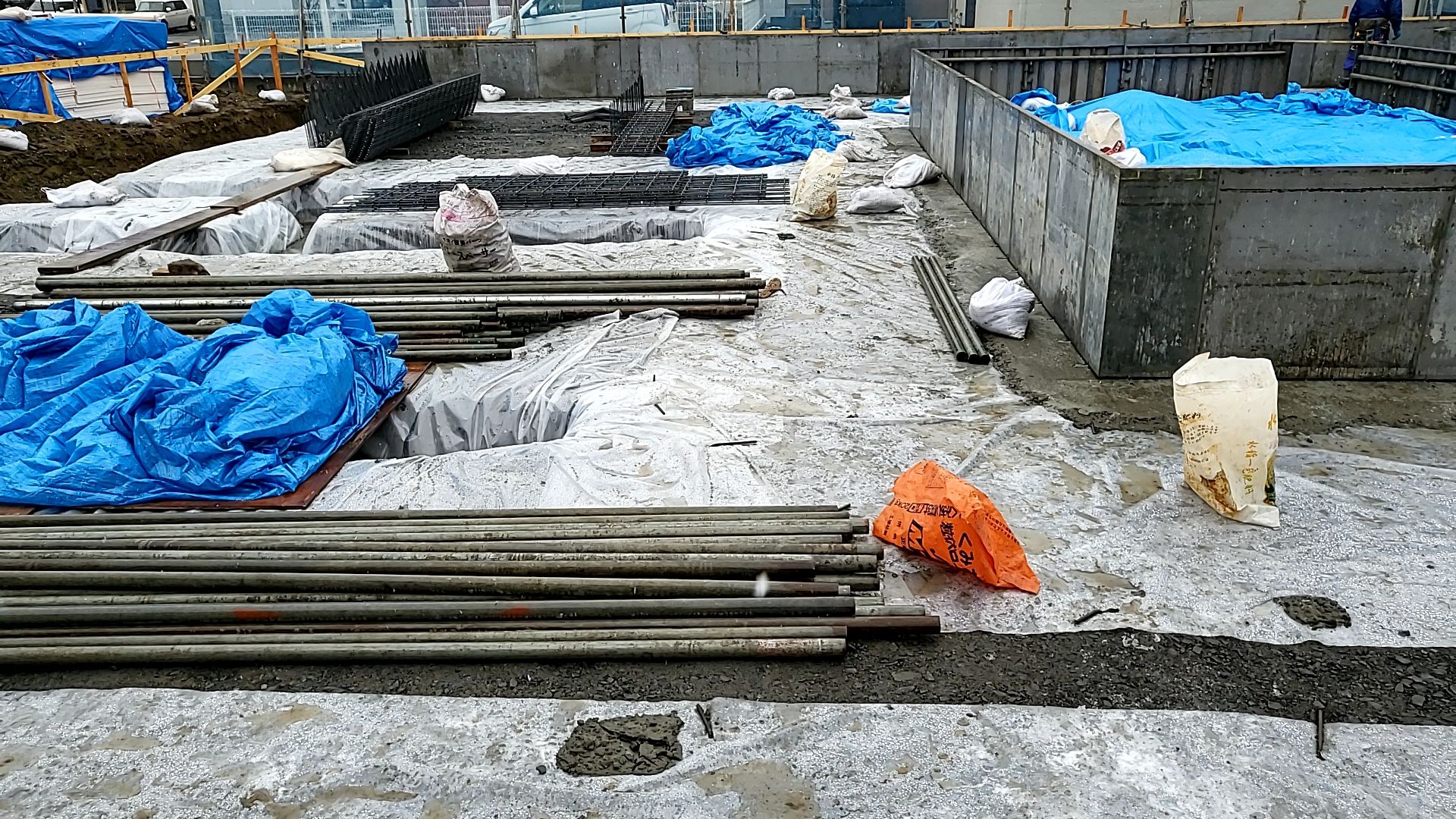 寒い中の作業、怪我のないよう十分注意しながら作業を進めております。