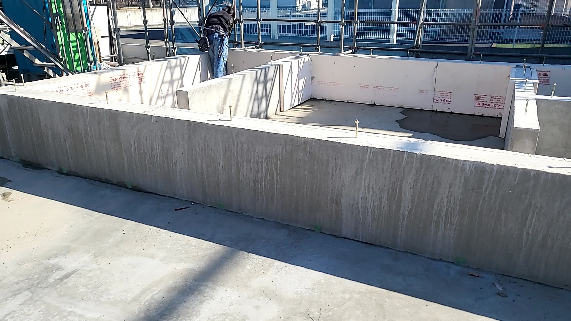 建物角より墨出しを行っていきます。