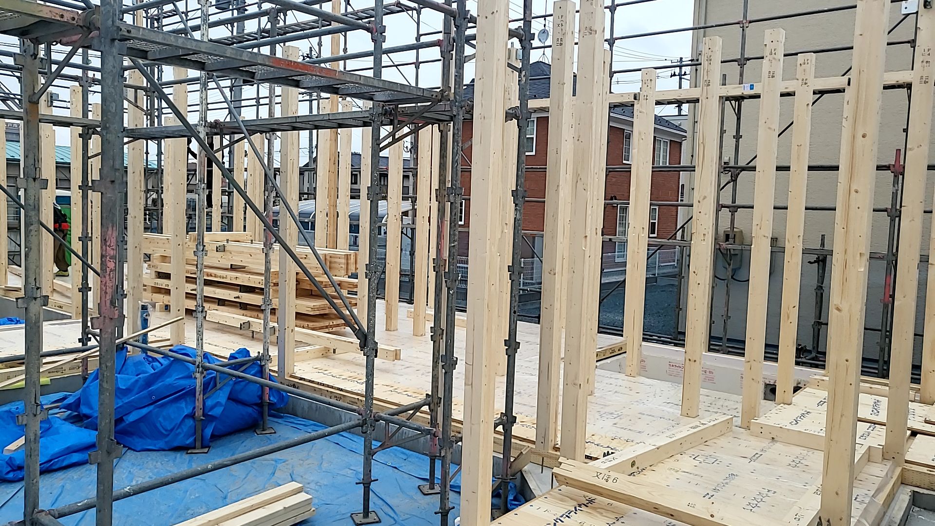 図面・仕様・柱の位置を確認しながら作業を進めております。