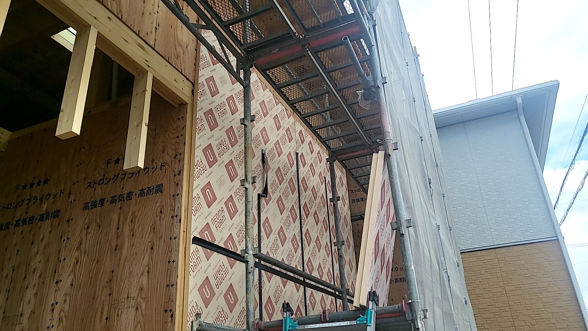 建築による外断熱張りの様子です。