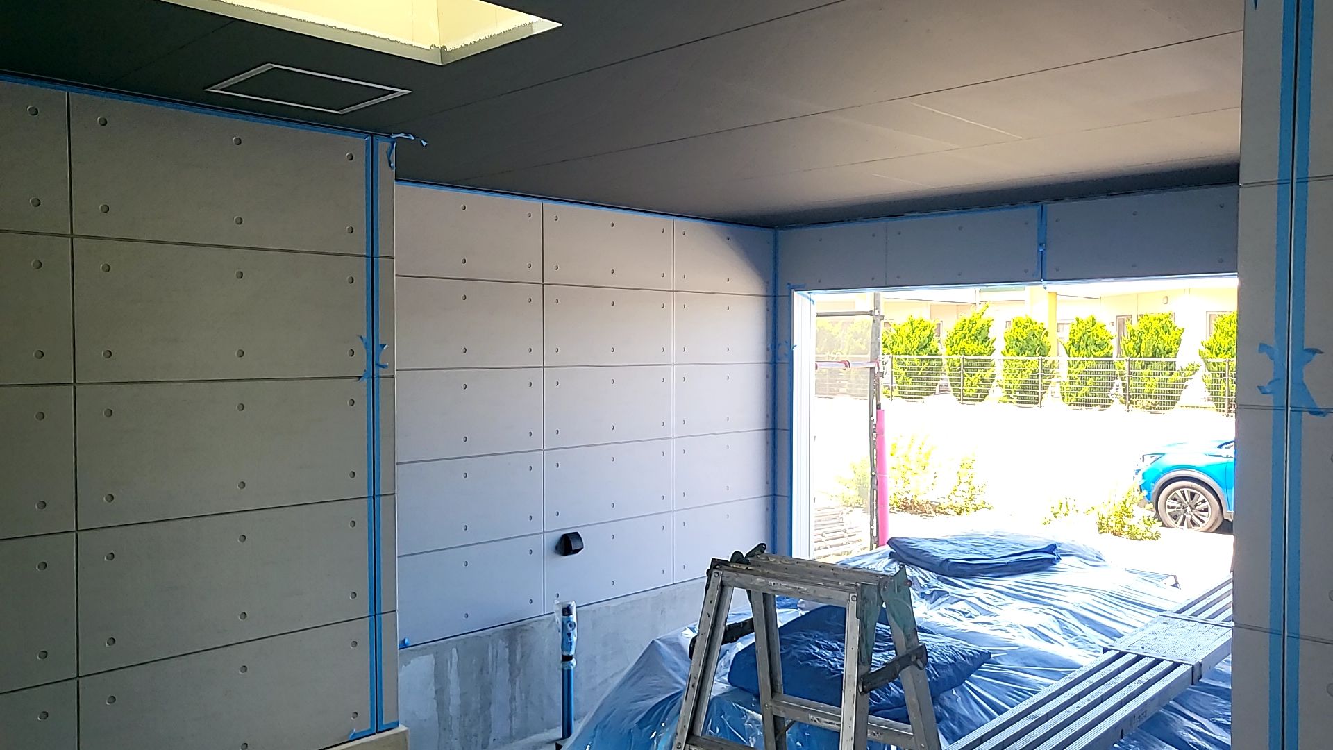 ガレージ周りのコーキング工事を行っている様子です。