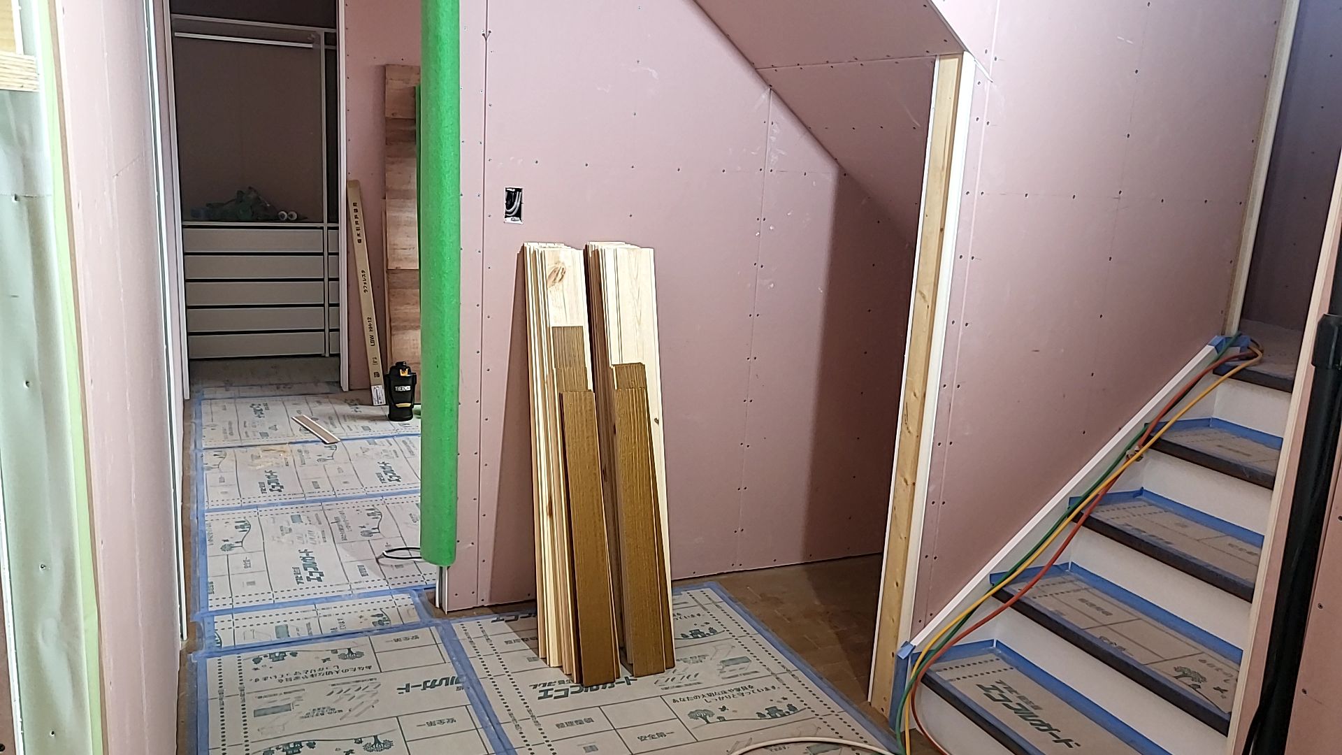 建築による内部造作工事が引き続き進められております。