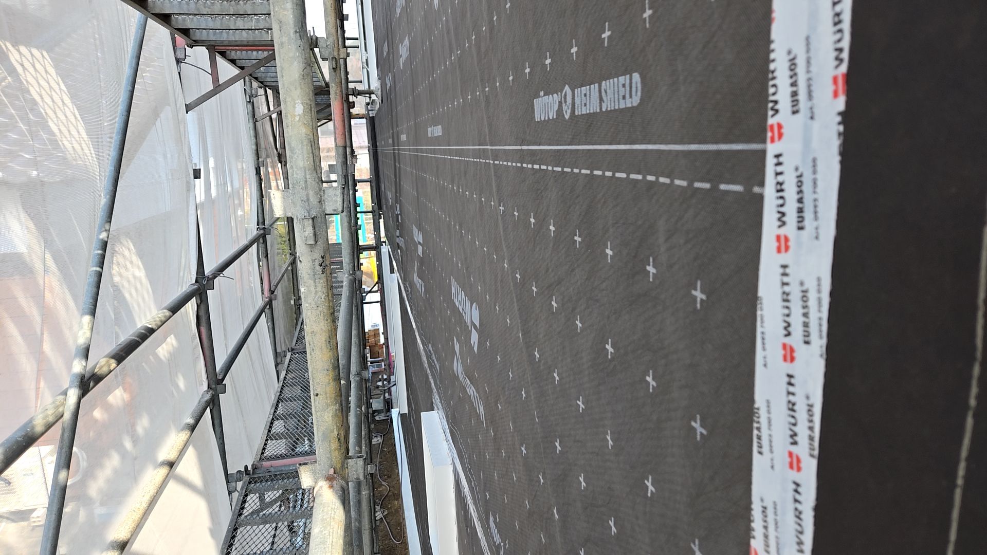 外部に防水紙を張っている様子です。