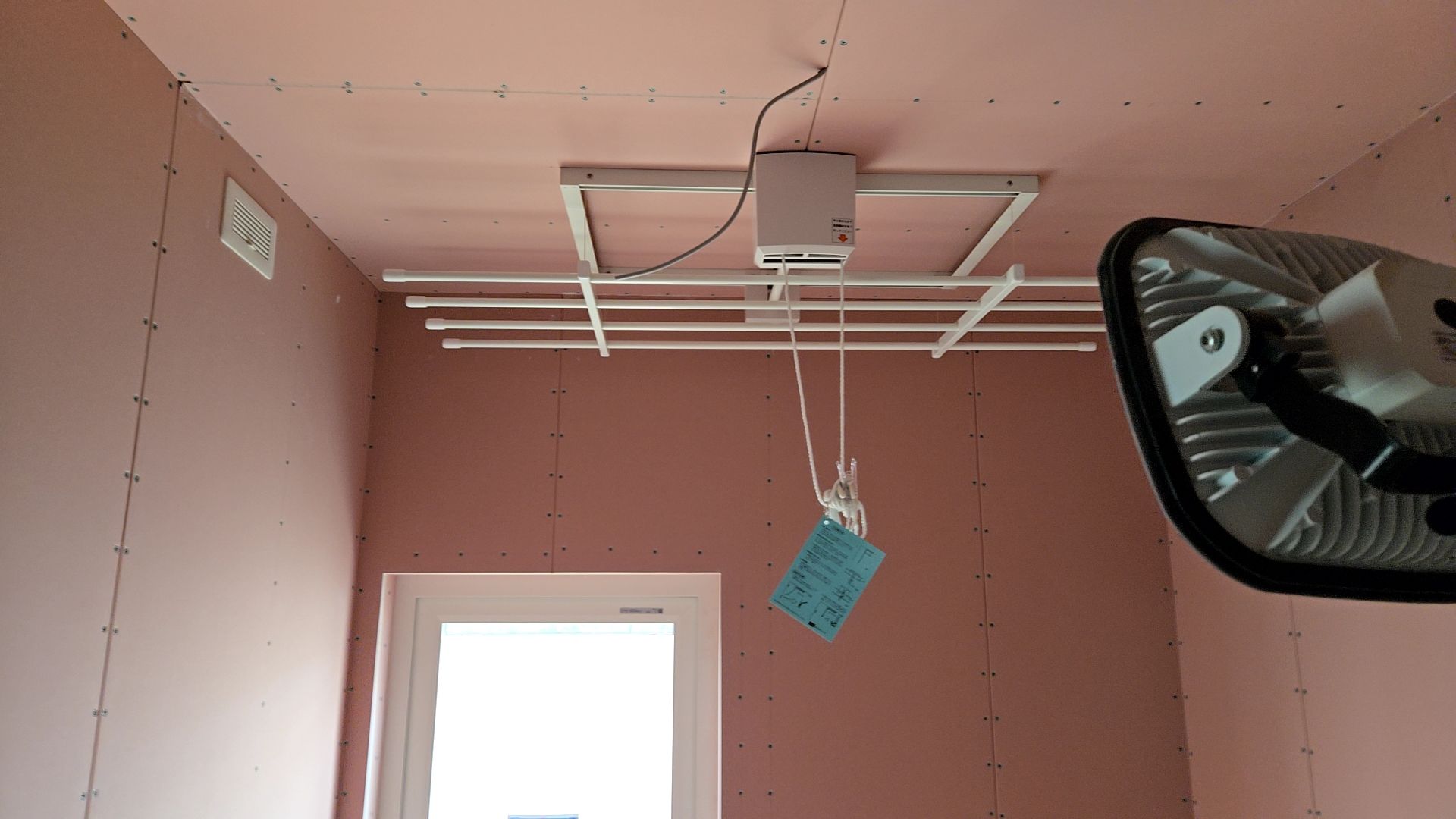 内部造作工事が行われている様子です。昇降式の物干しが取り付けられた様子です。