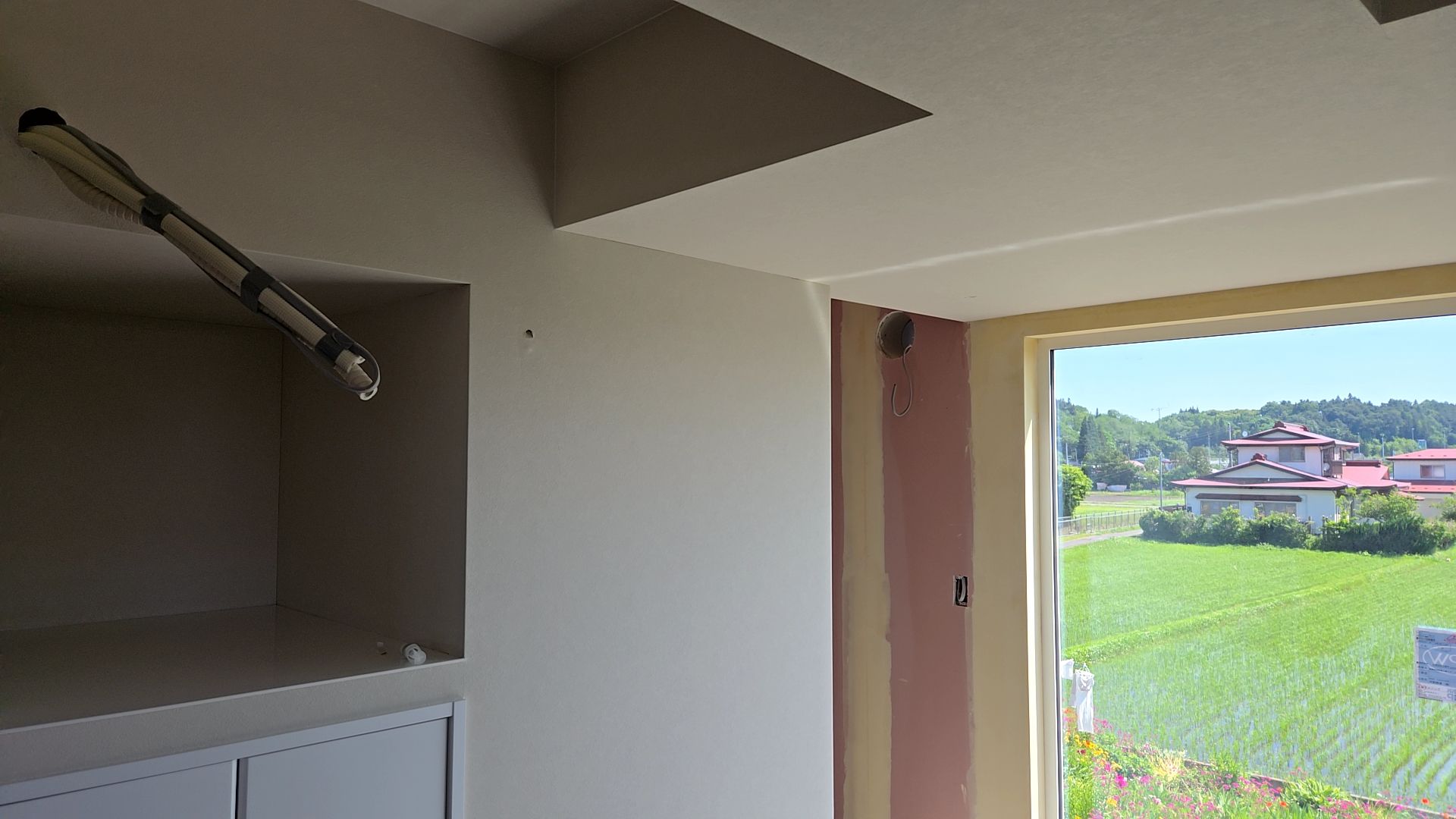 クロスが貼られた様子です。きれいにパテ掛けを行っているので凹凸がなく、ヨレや汚れもなくきれいに貼られています。