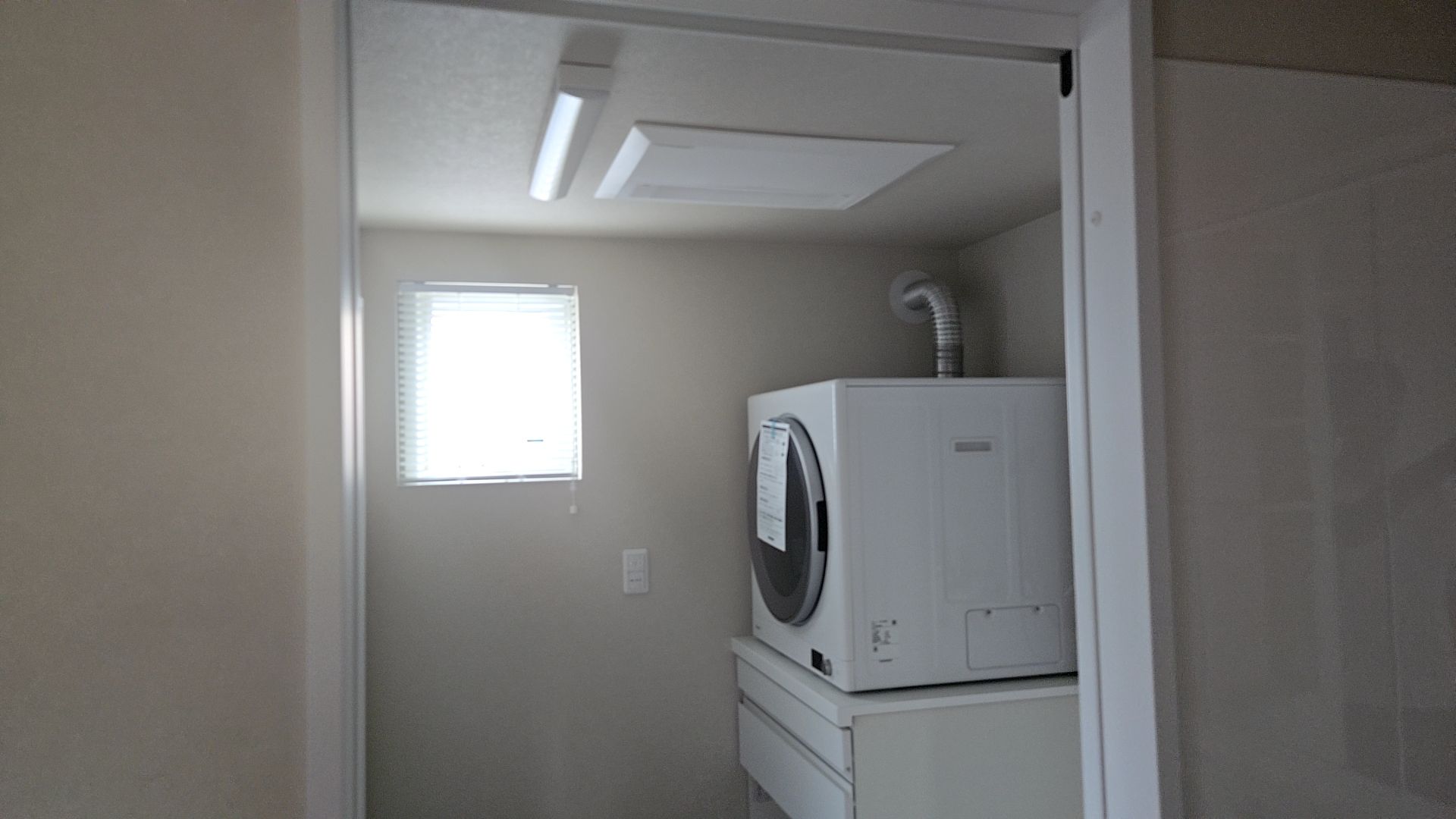 各業者によるそれぞれの補修工事が進められています。