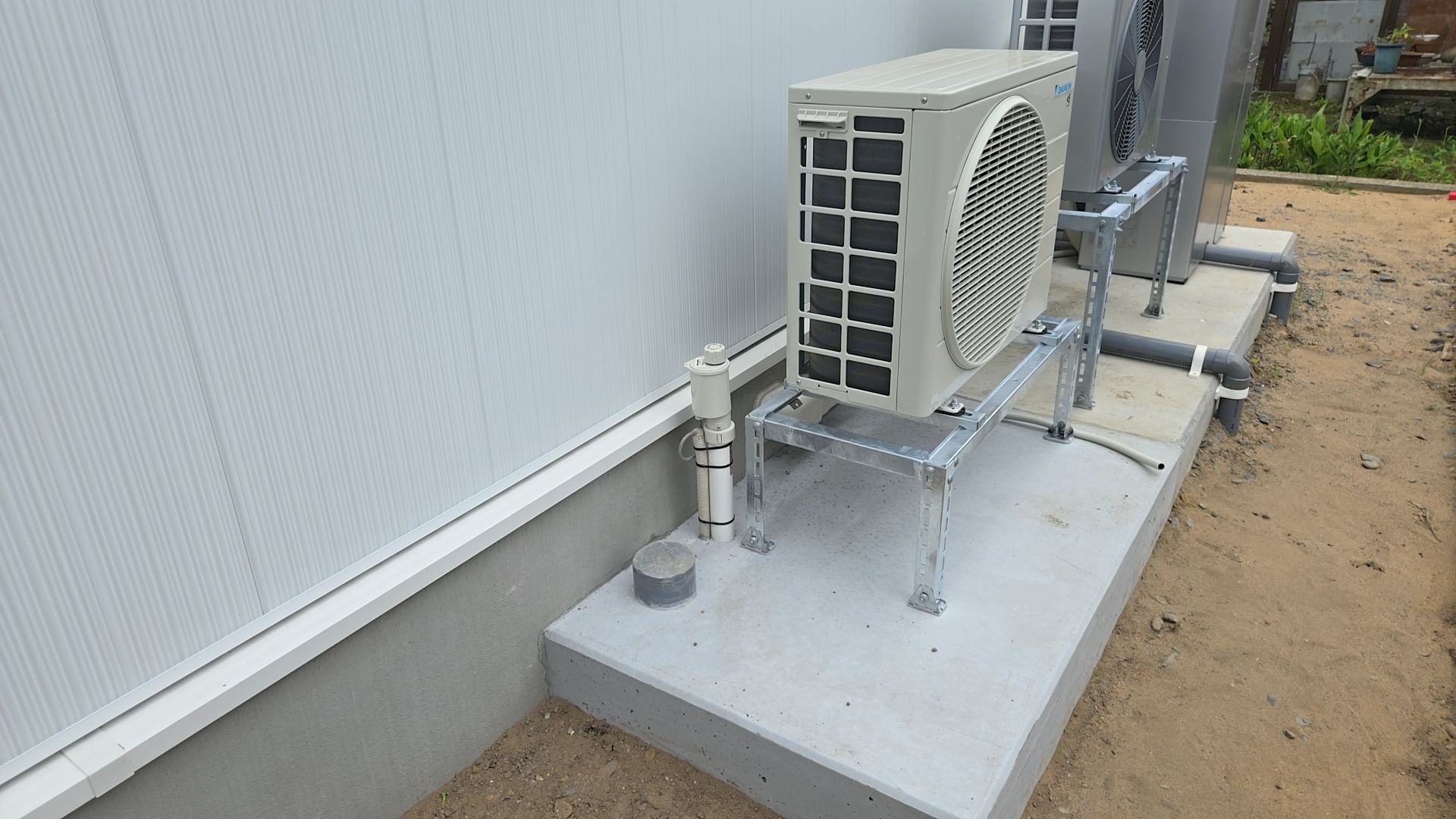 室外機の取り付けが行われました。