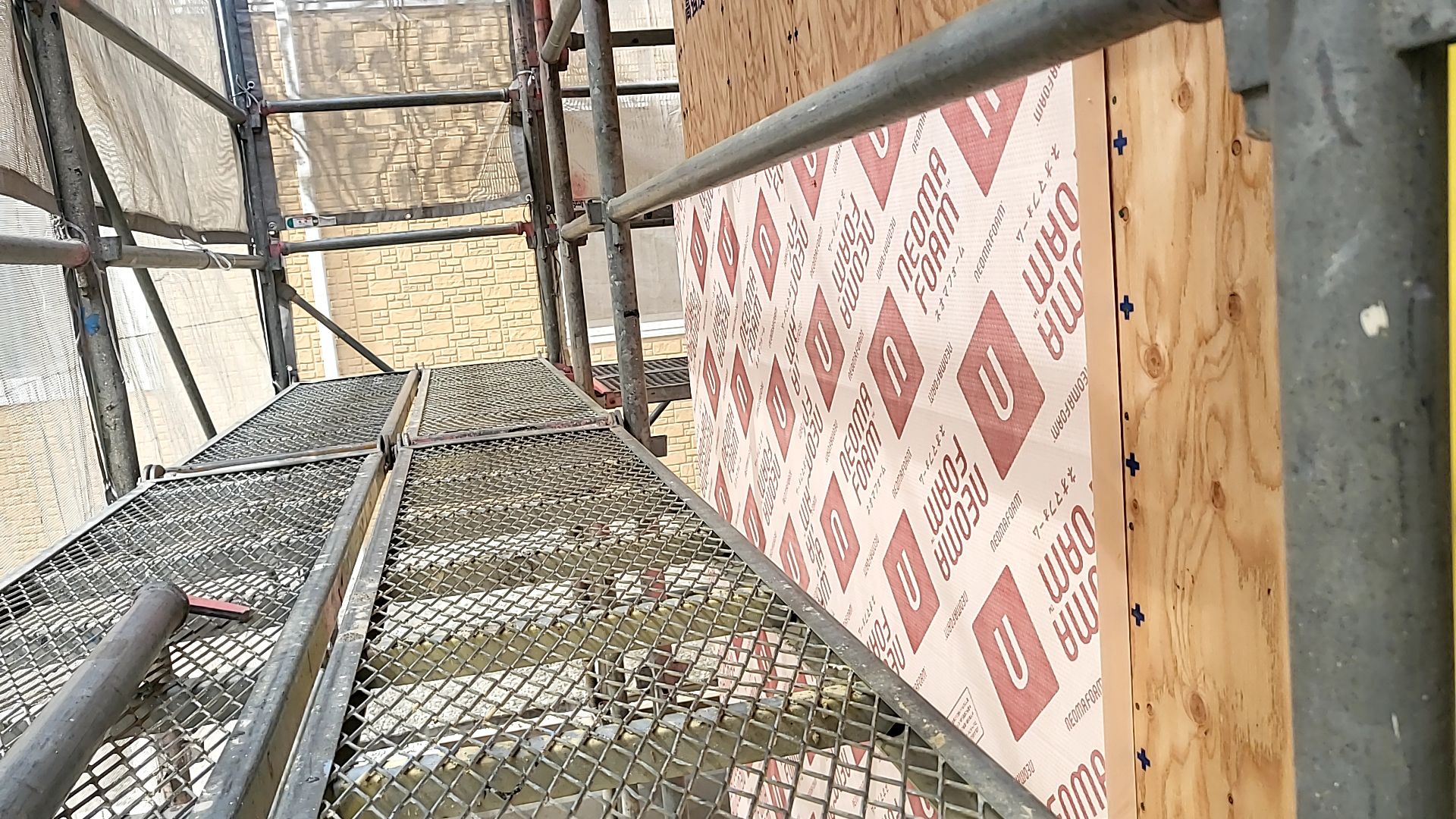 壁の外断熱を張っている様子です。