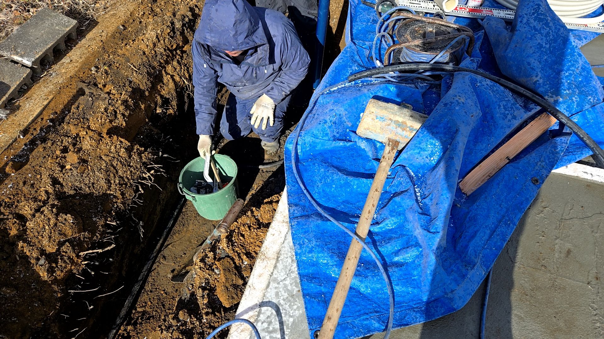 給水管の配管の様子です。基礎に汚れが付かないよう注意しながら施工しております。