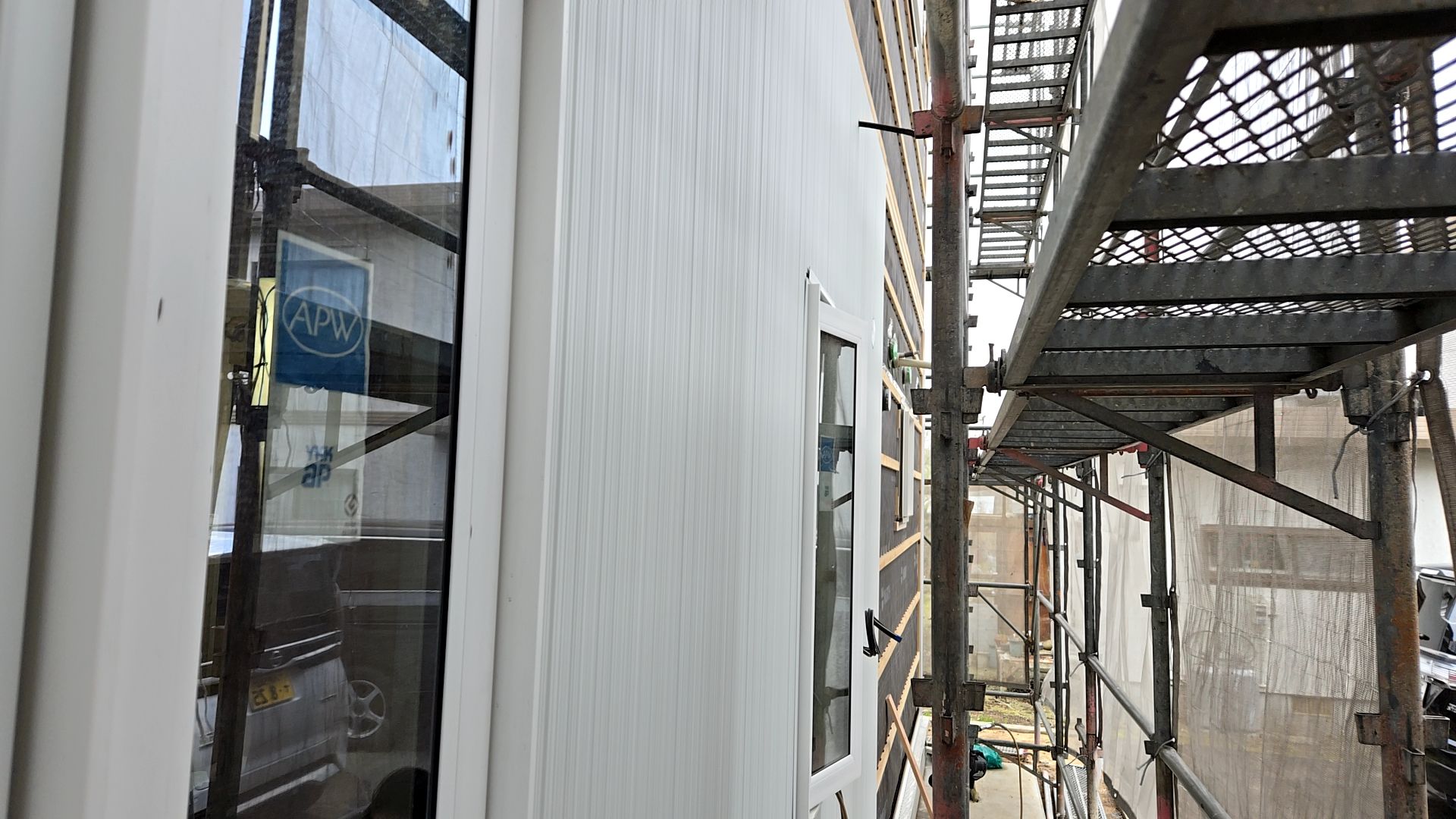 外壁が貼られている様子です。