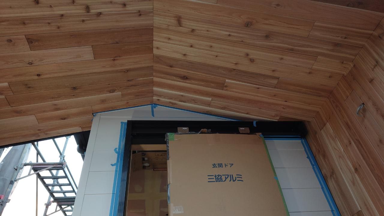 建築による造作工事の様子です。ポーチ部分の天井板張りが行われております。キズなどを付けないよう丁寧に施工しております。