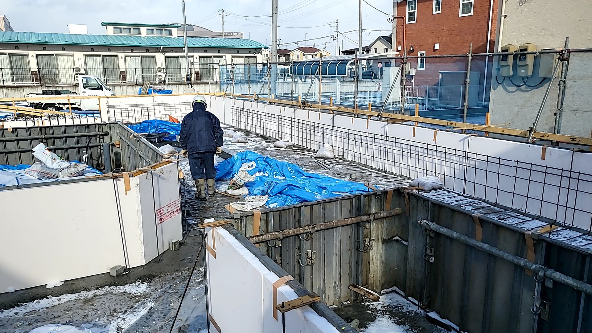 図面を確認しながら鉄筋を配置していきます。