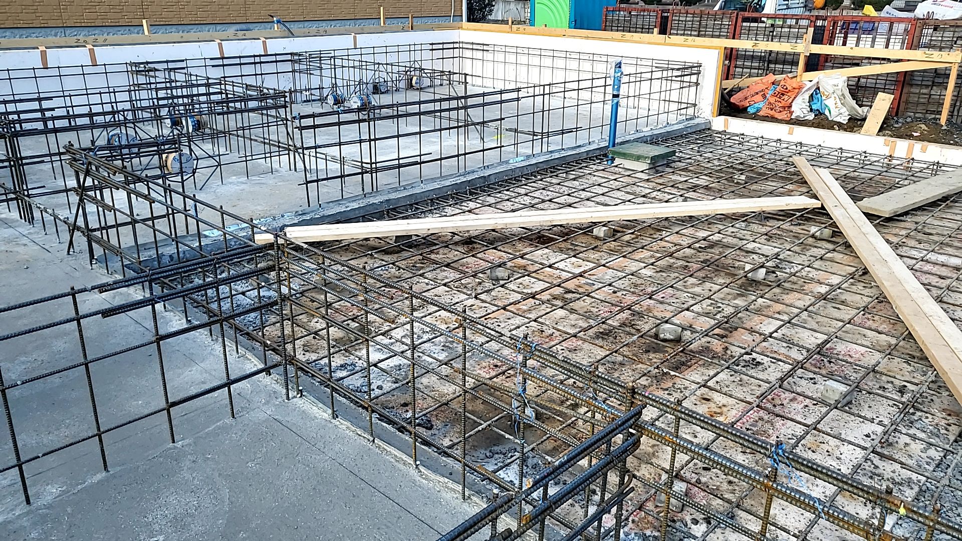 型枠を運び、組んでいる様子です。