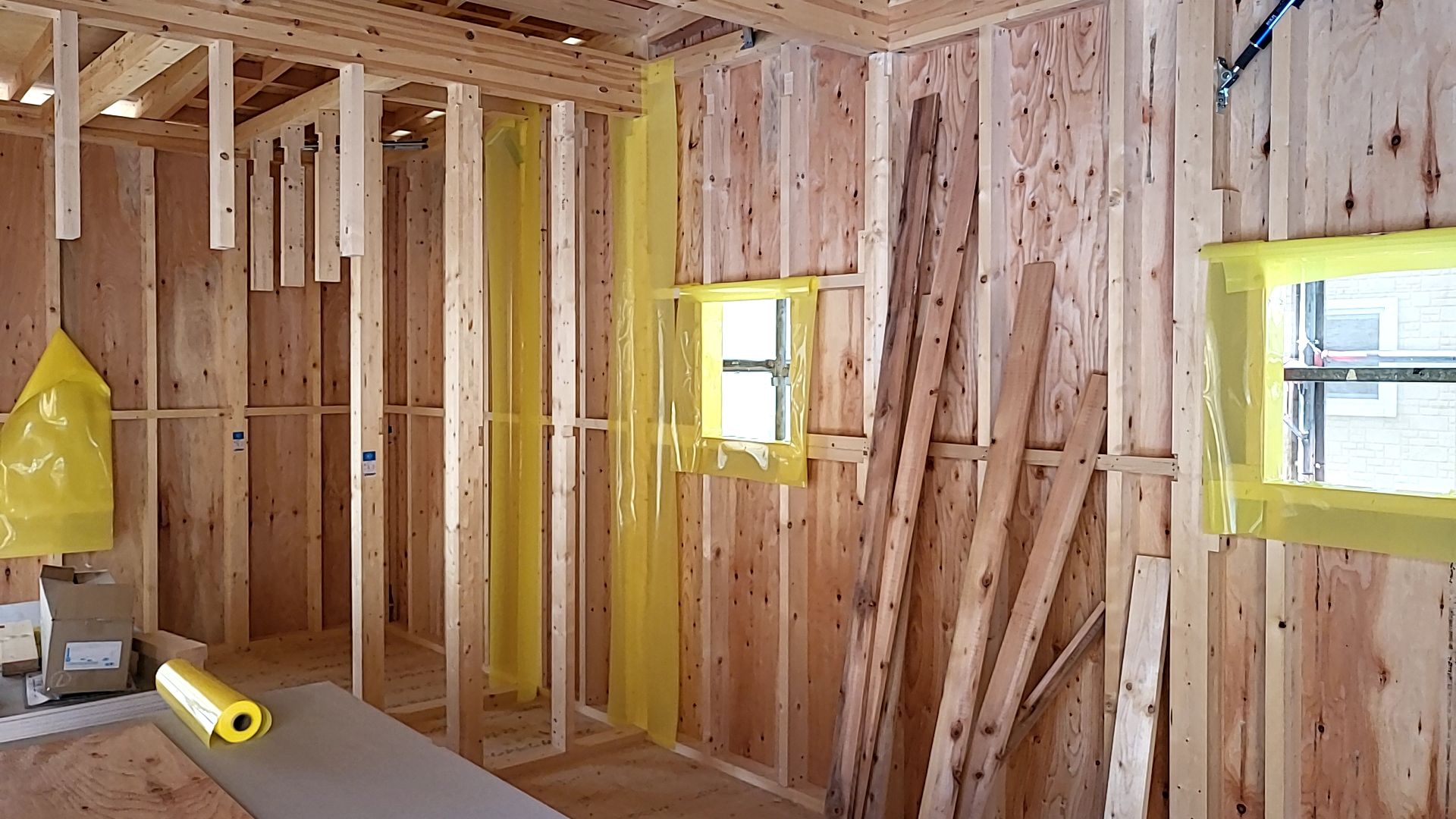 開口部廻りの気密防水シートが貼られております。