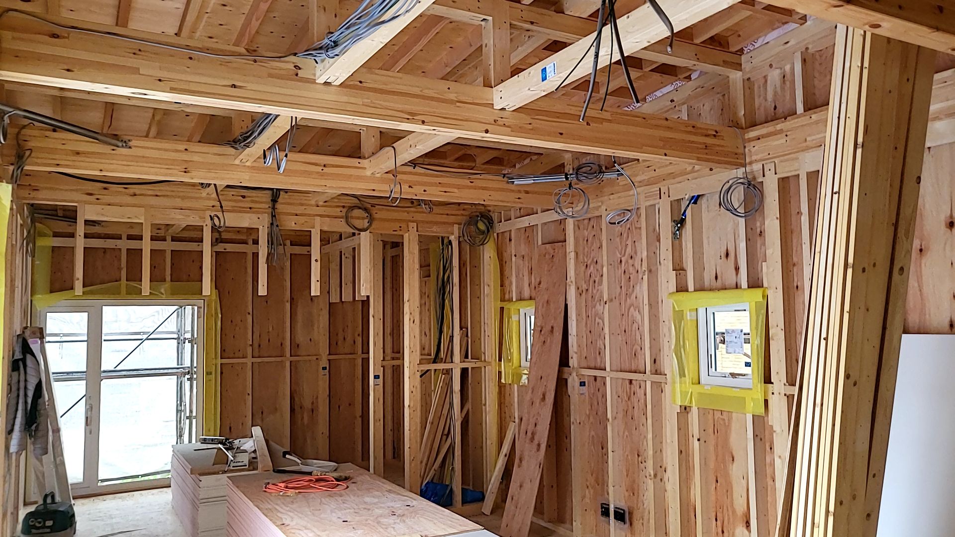 配線工事の様子です。図面の確認・現場打合せなどをしながら正確に作業を進めております。