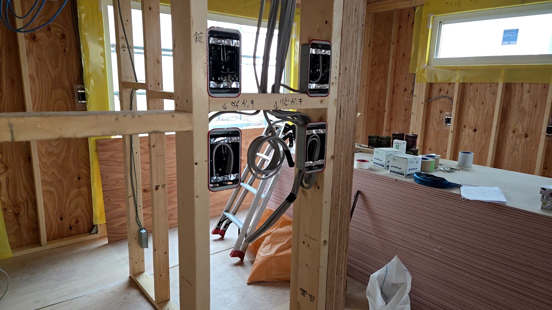 図面・仕様を確認しながら、正確な位置に取付を行っております。