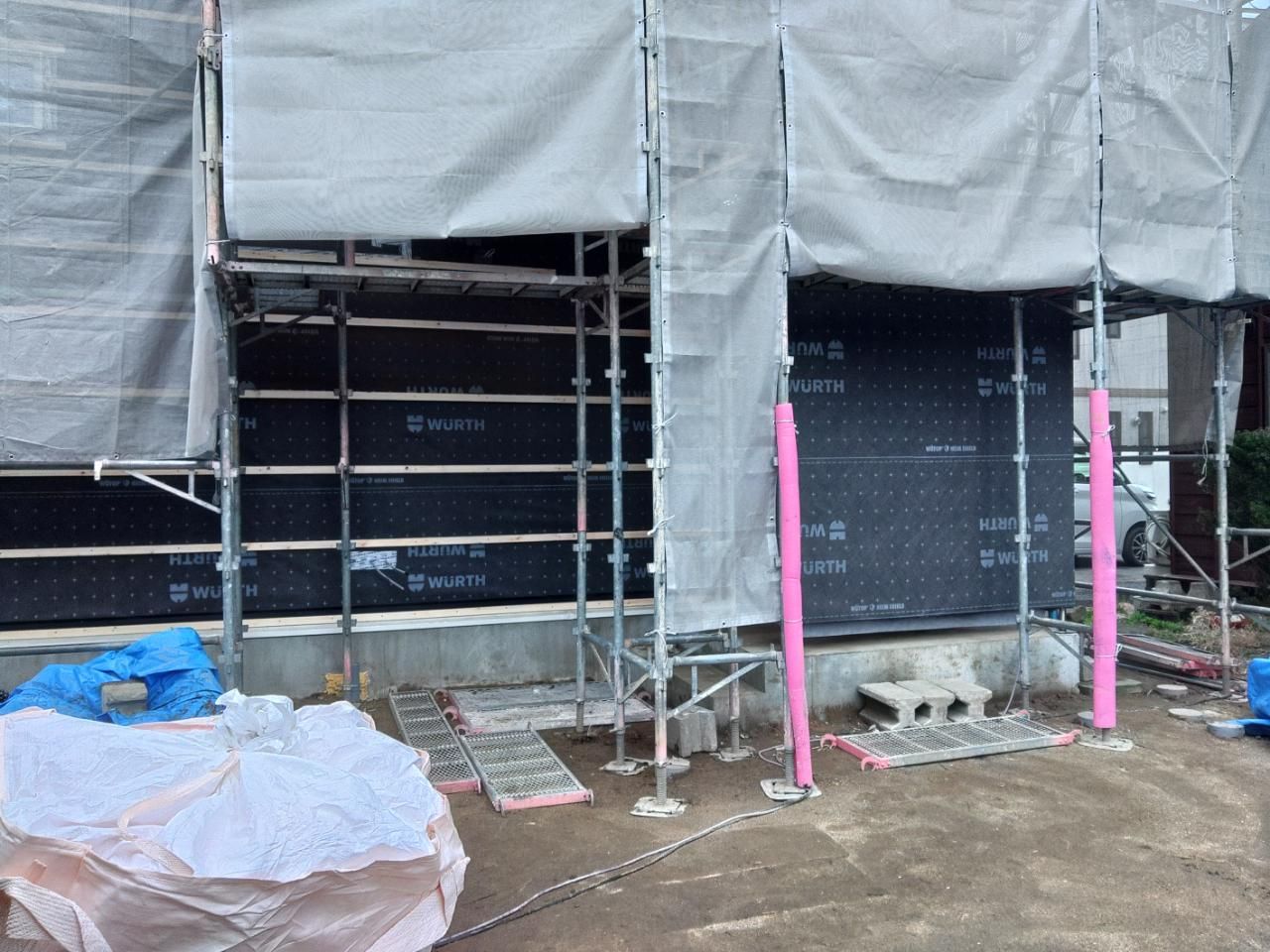 ポーチの化粧壁が作られている様子です。