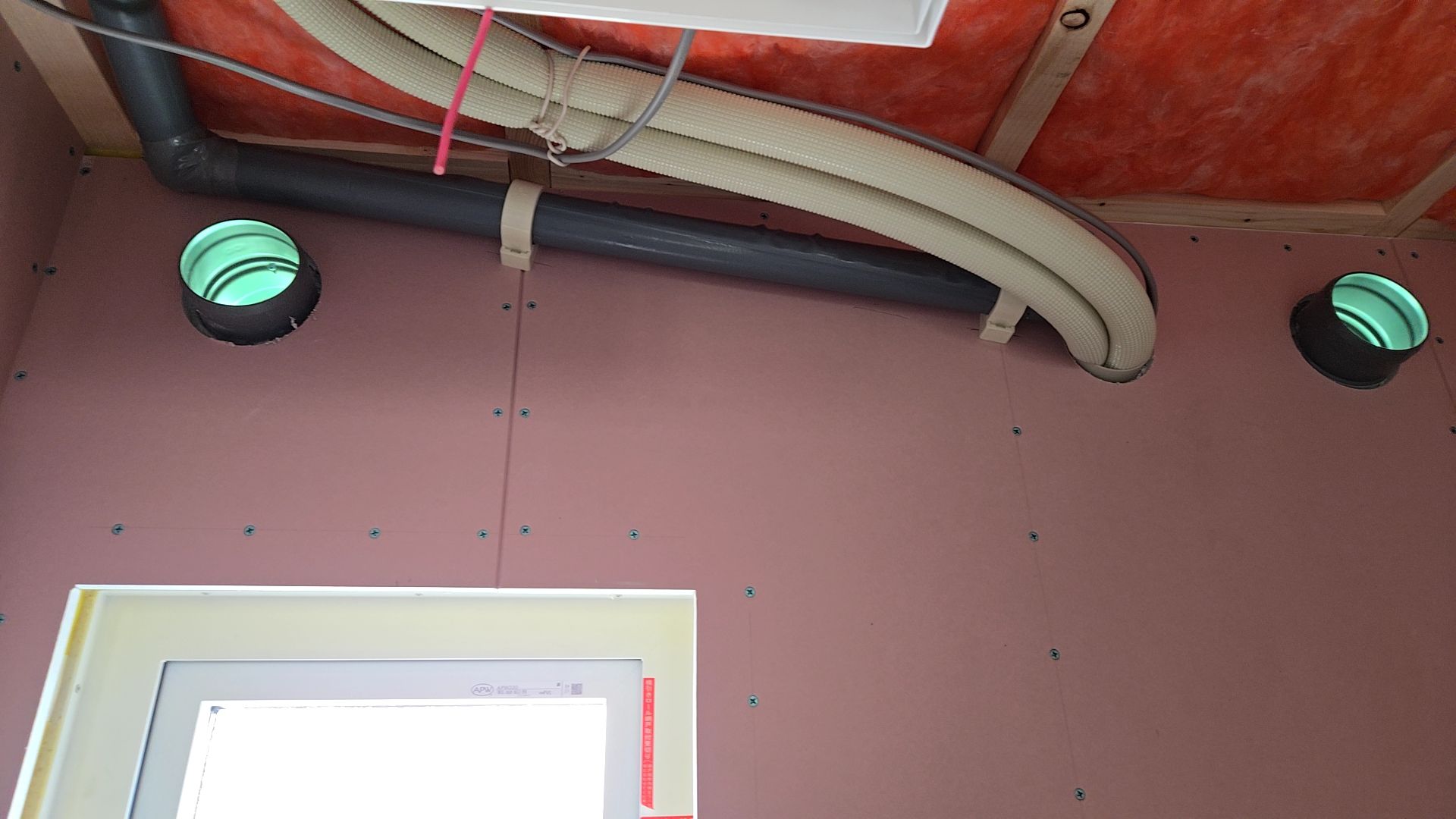 配管経路について、現場打合せを行い適切に取り付けられました。