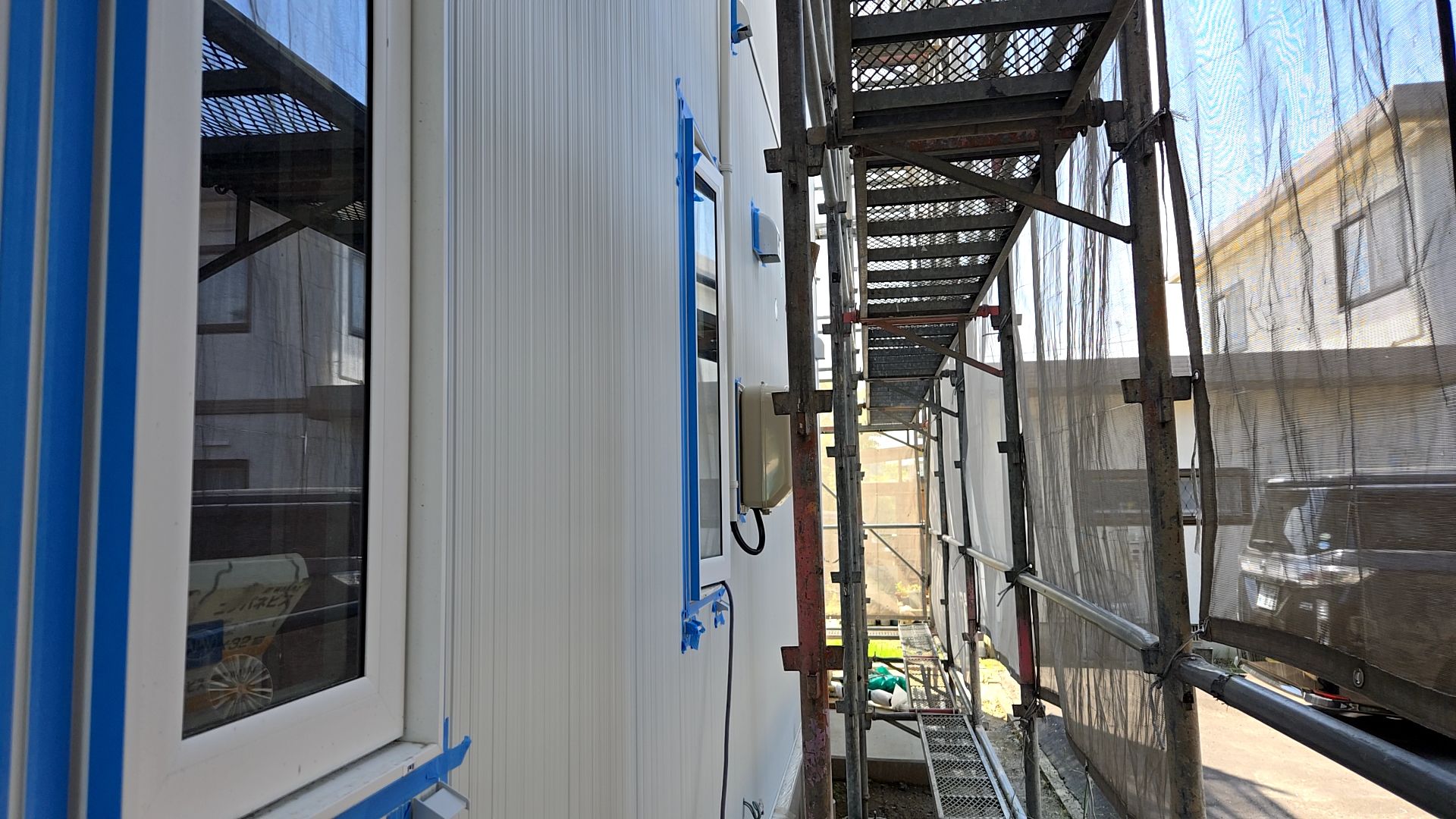 窓廻りのコーキングの施工が行われた様子です。