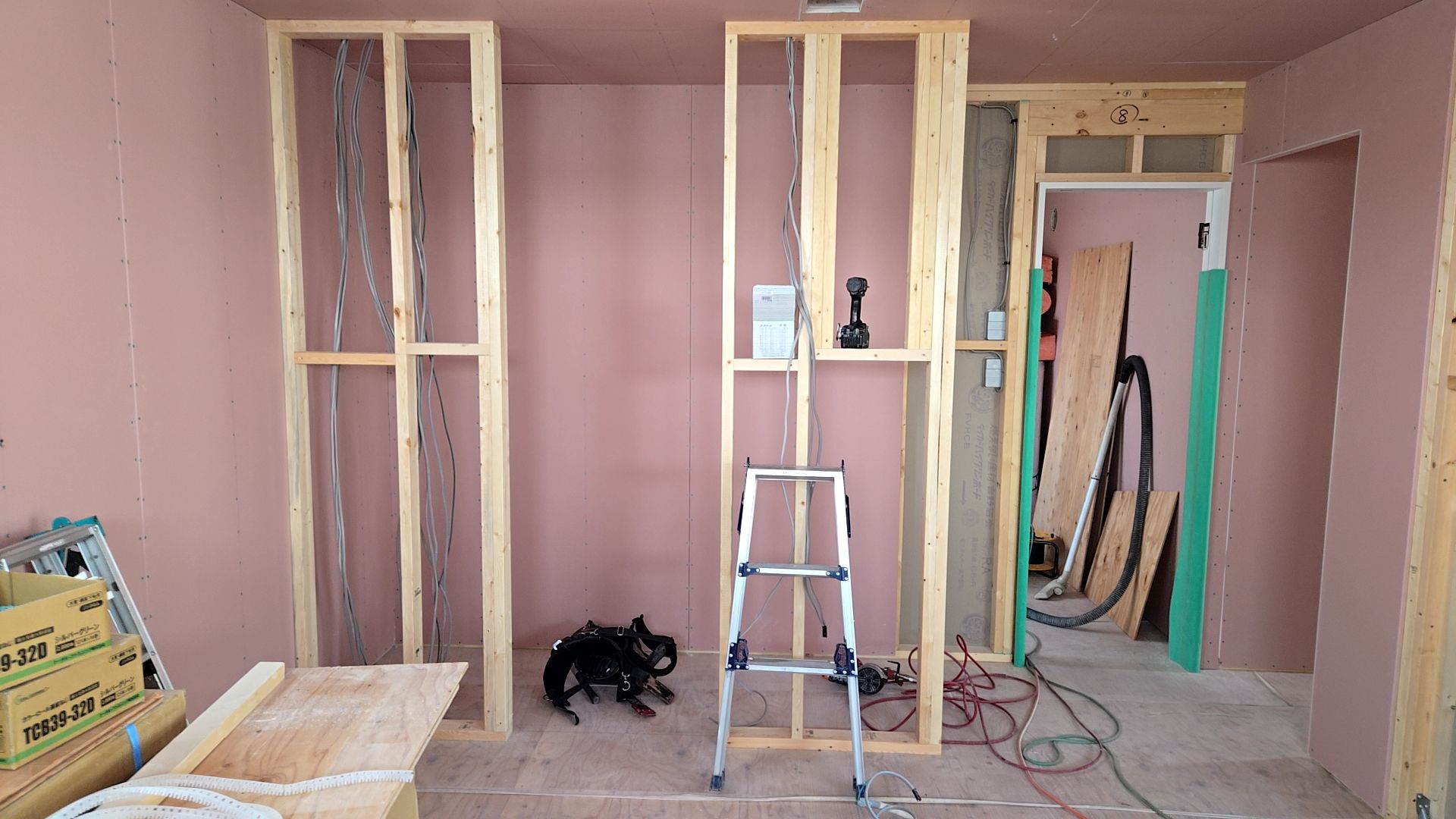 図面・仕様を確認しながら丁寧に施工を進めています。