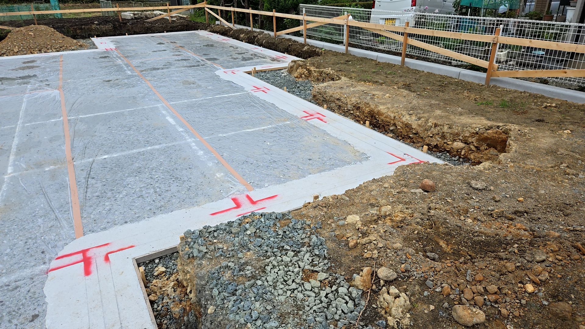 鉄筋の仕様も確認しながら墨出しを行いました。