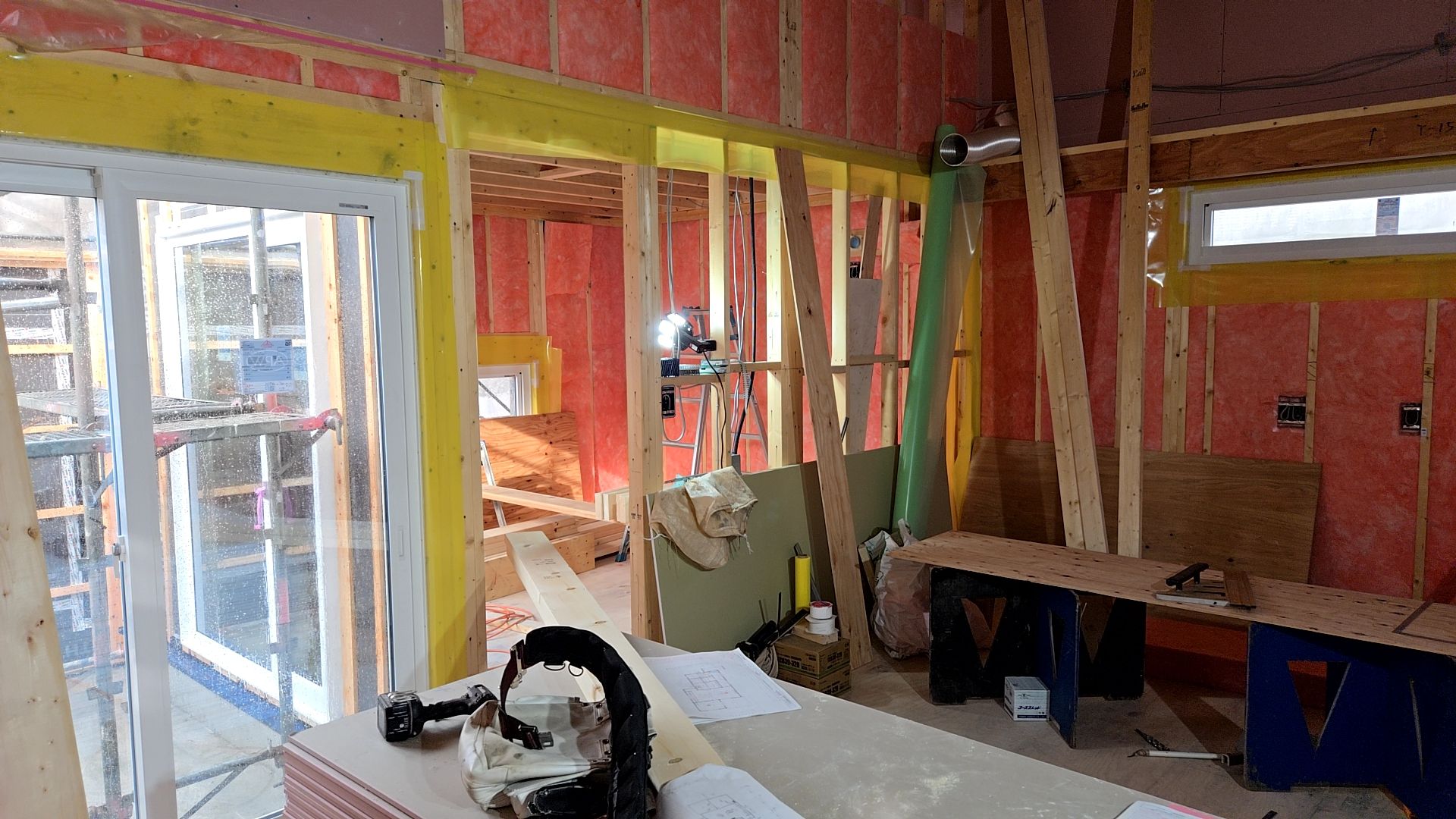 引き続き、建築による内部断熱工事が進められています。