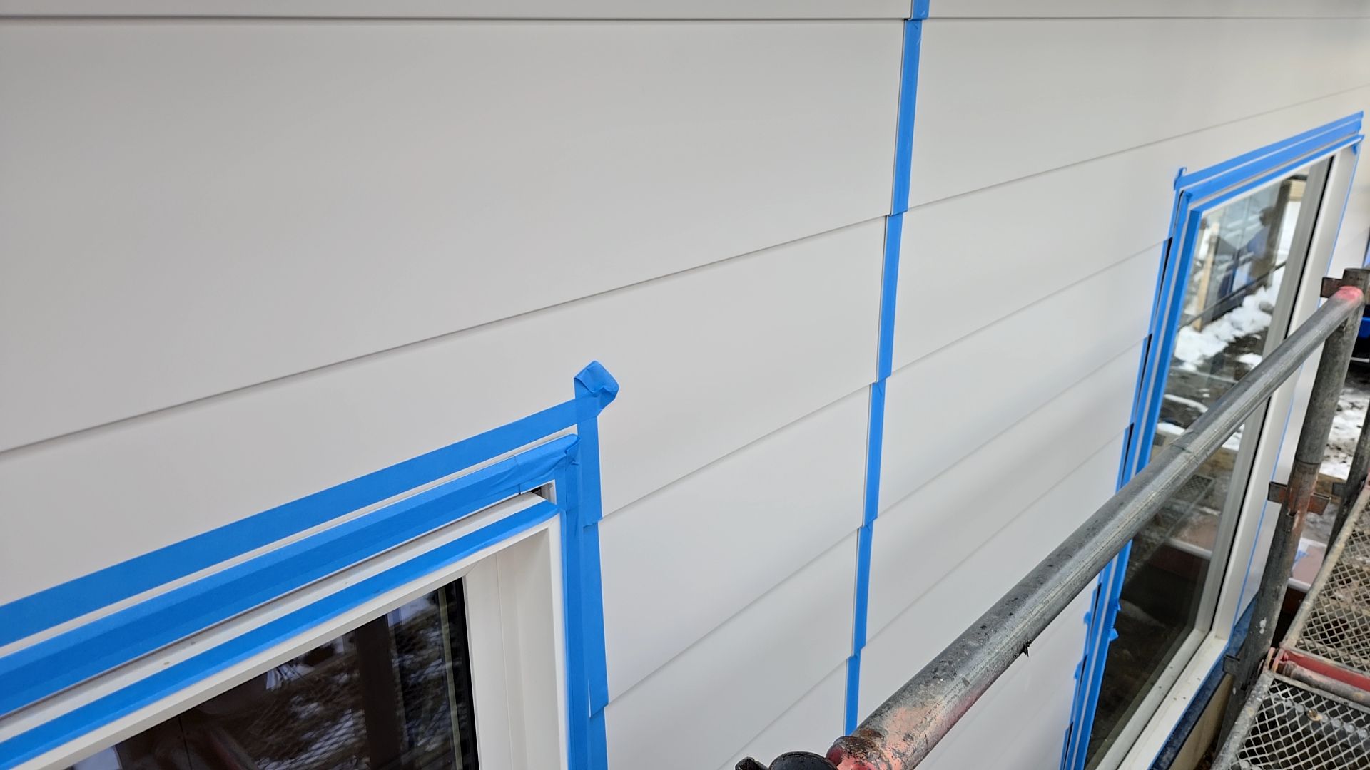 コーキング跡などの汚れを付けないよう、丁寧に作業しております。