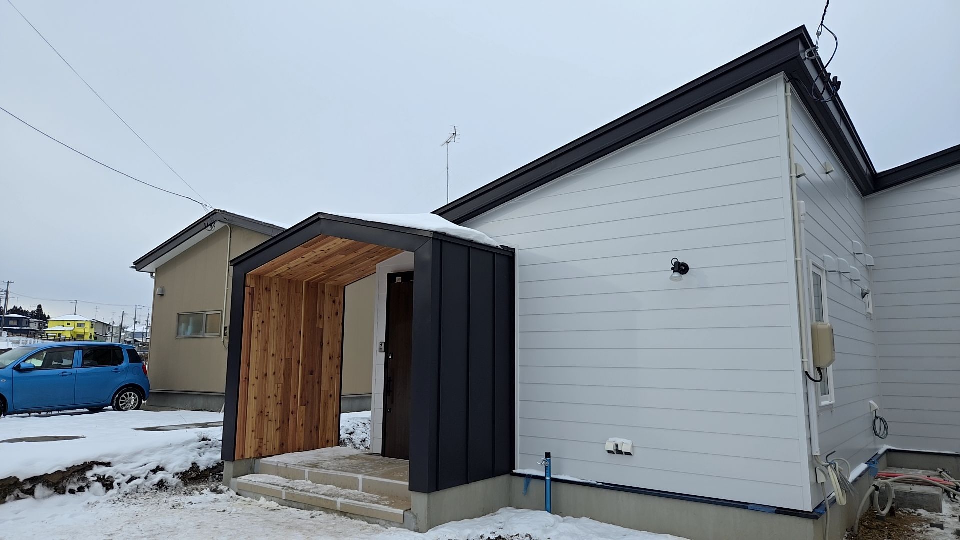 個性的なポーチが目を引く、素敵な外観となっております。