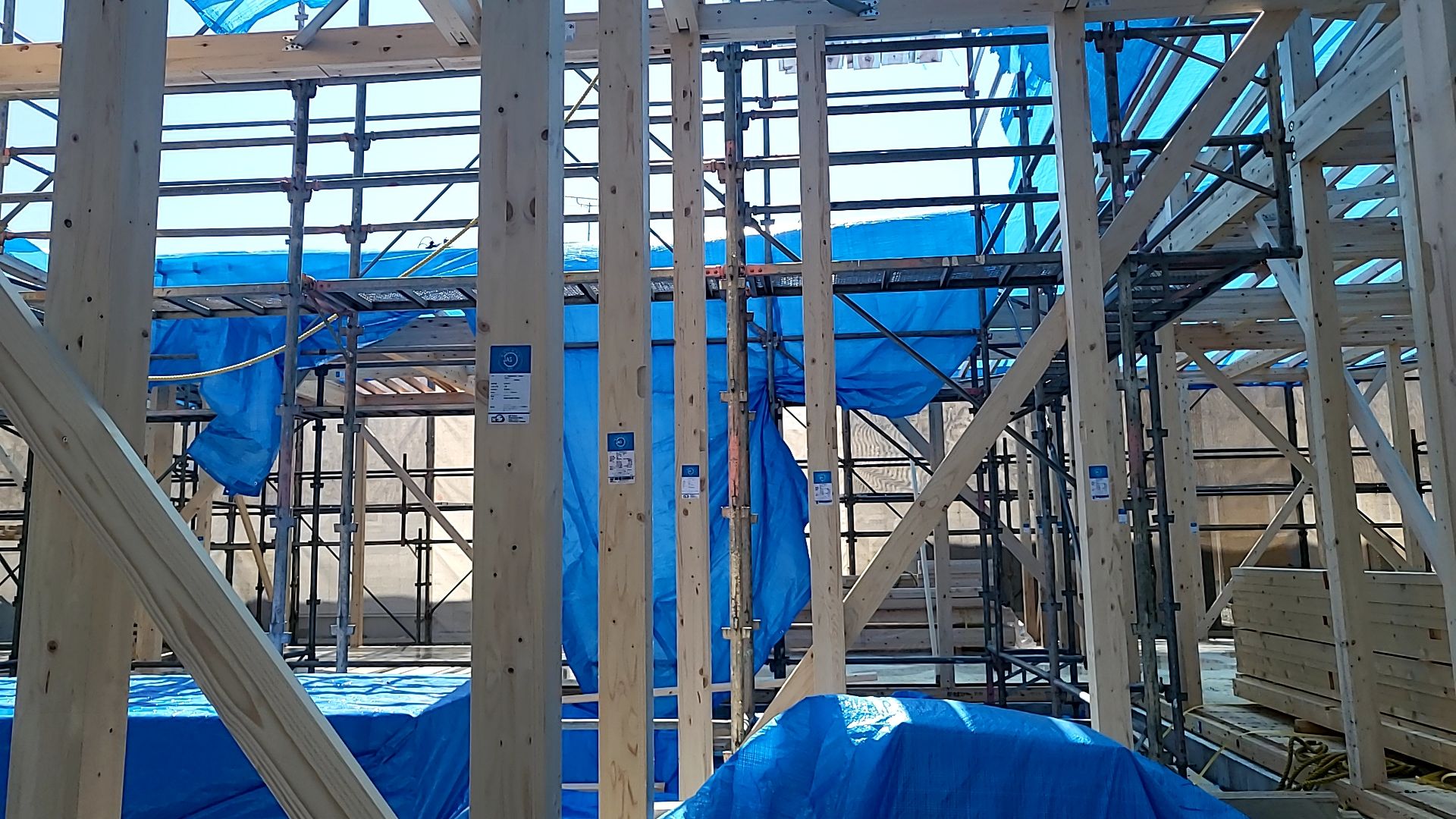 雨に備えて、搬入されている材料等にはきちんと養生を行っております。