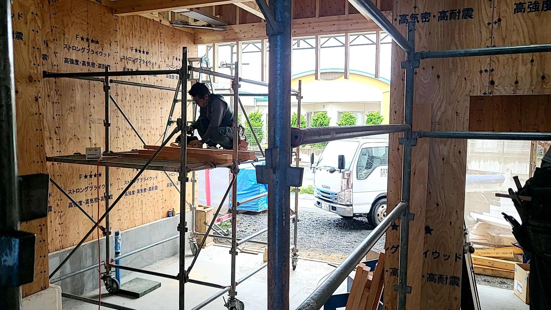 造作工事の様子です。図面の確認・現場打合せなどをしながら正確に作業を進めております。