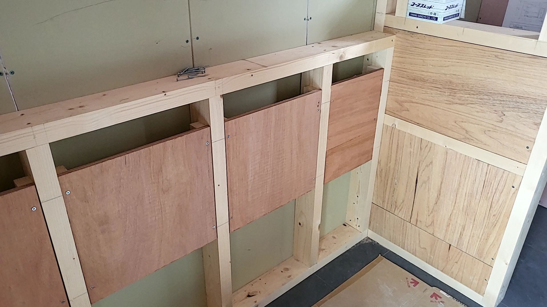 パイプシャフトの造作工事の様子です。