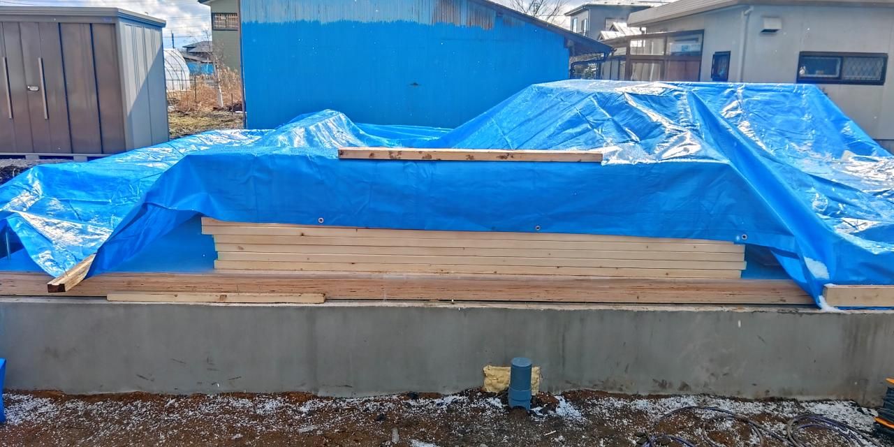 雪に備え養生を行っております。