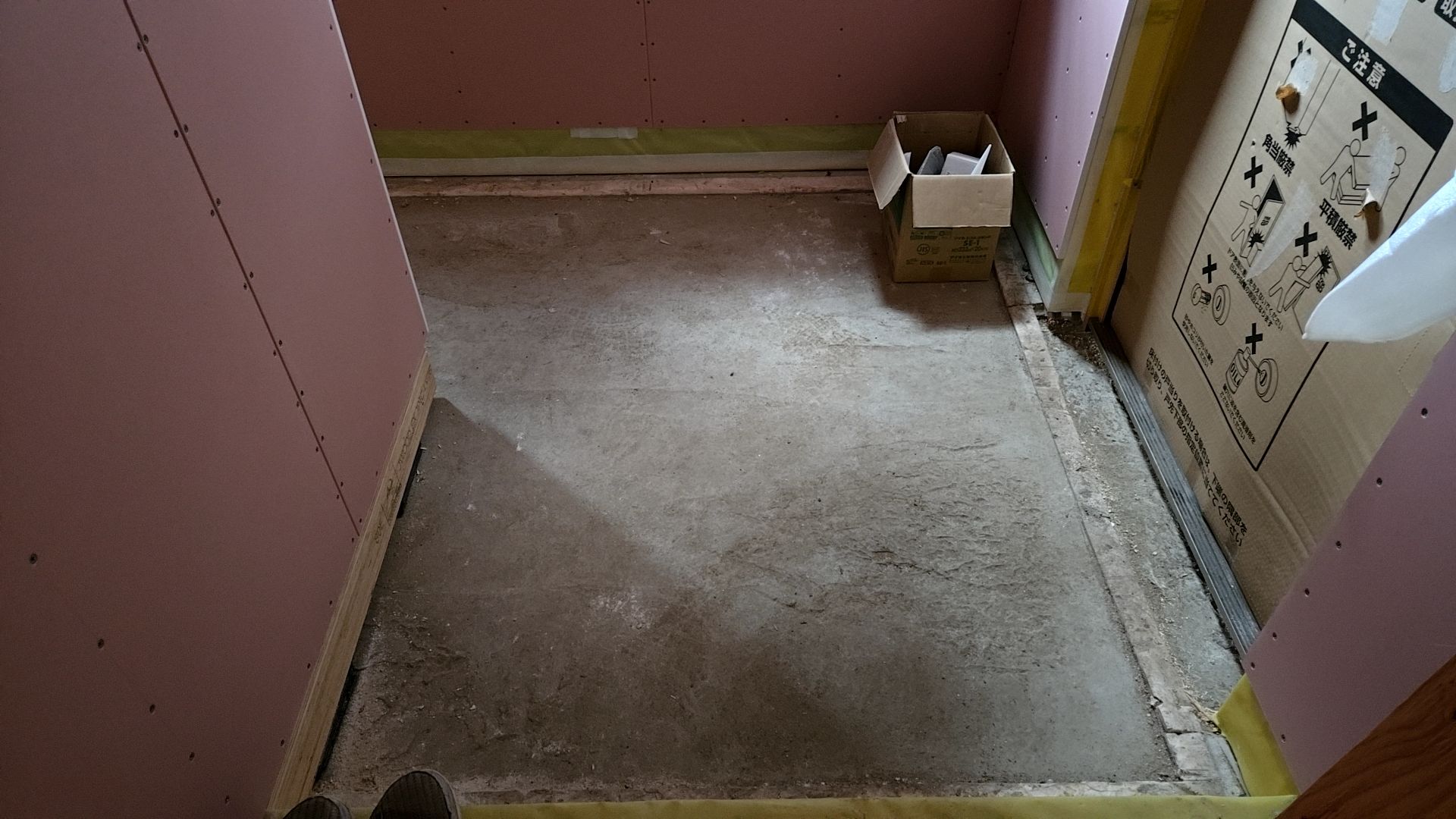 玄関周りの壁ボード張りが行われた様子です。