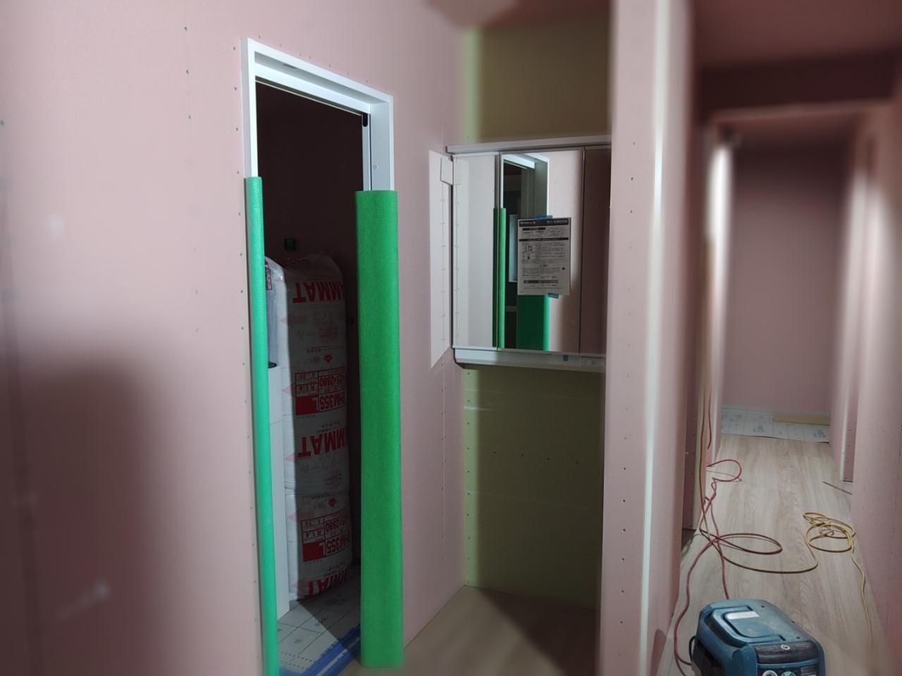 枠を取り付けたあとは、傷がつかないよう養生をしています。