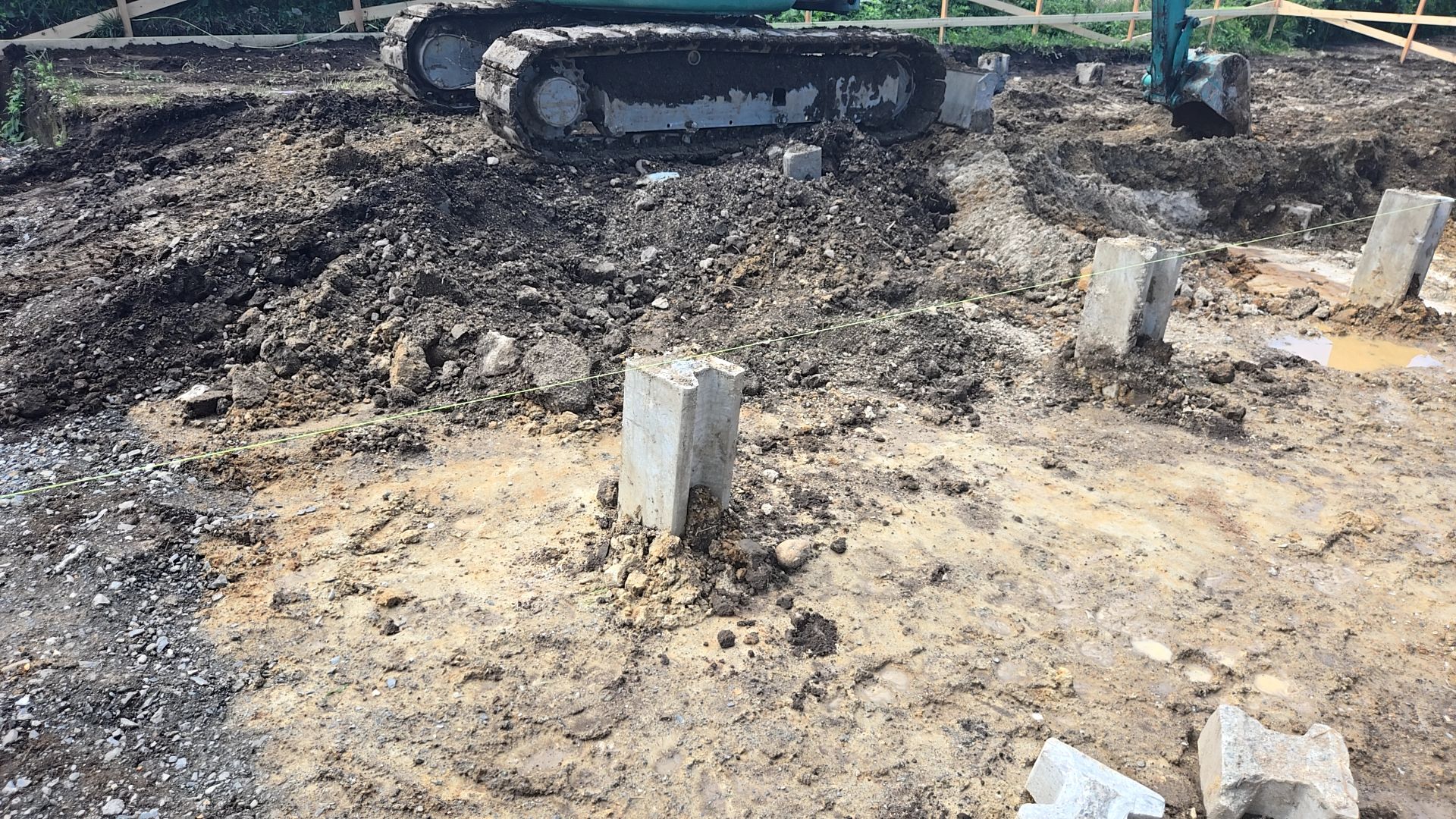 低盤の厚さを確認し掘り下げていく作業です。