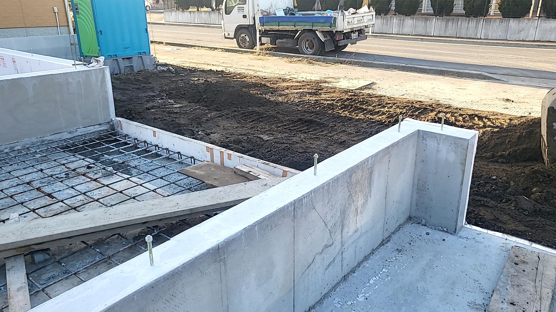 現場の周りをきれいに清掃しながら作業を行っております。