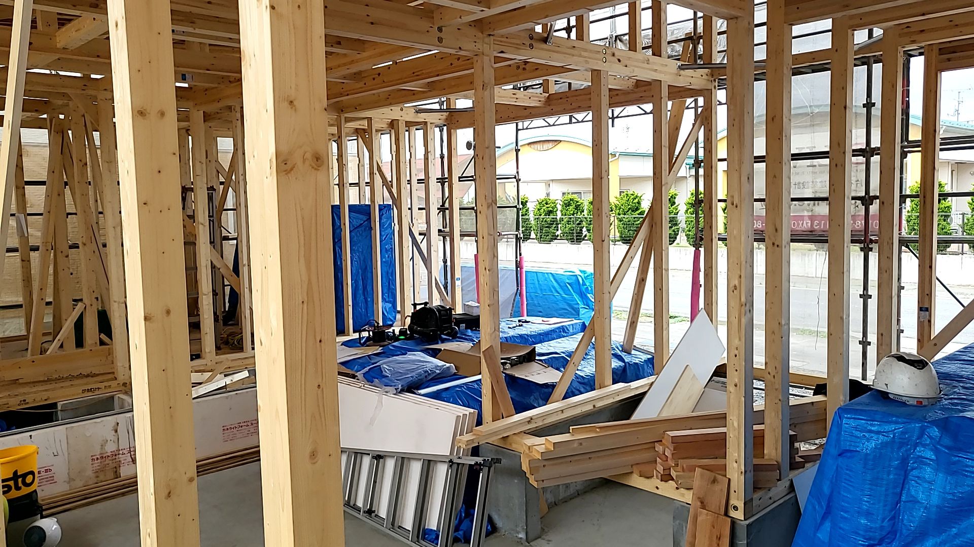 施工するクギ・金物など仕様を確認しながら作業しております。