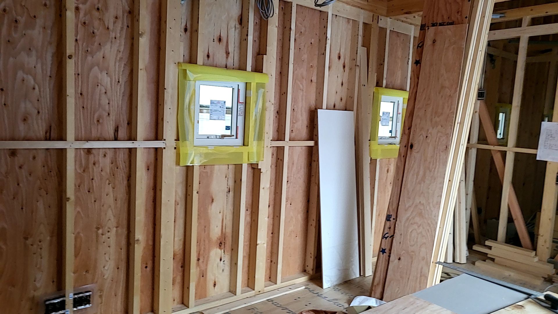 縦横垂直水平に気を付けながら、正確にサッシを取付けていきます。